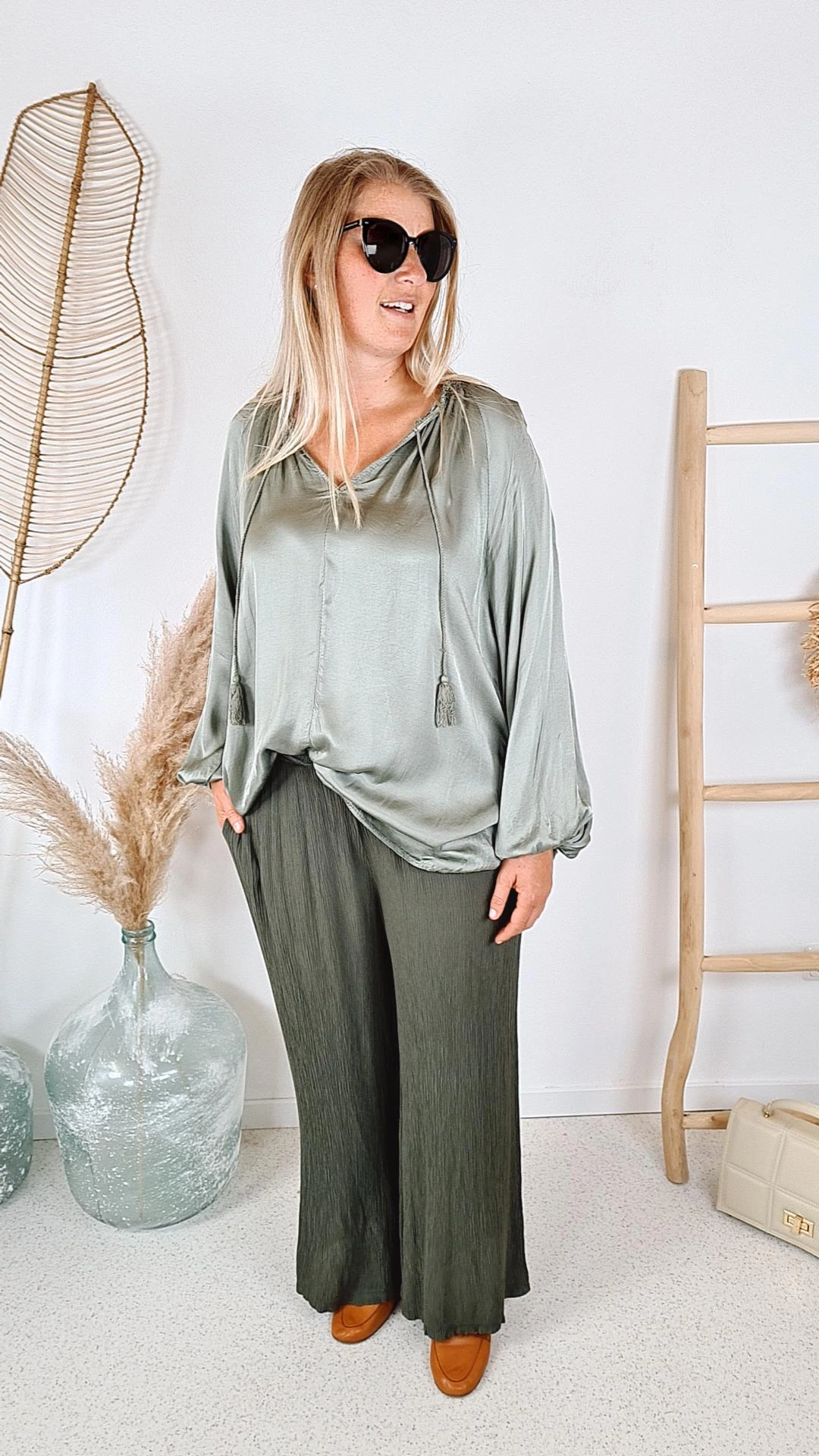 BASIC SEIDEN BLUSE KELLY KHAKI 34-42 Made in Italy Silk Oversize Shirt BASIC SEIDEN BLUSE KELLY KHAKI 34-42 Made in Italy Silk Oversize Shirt