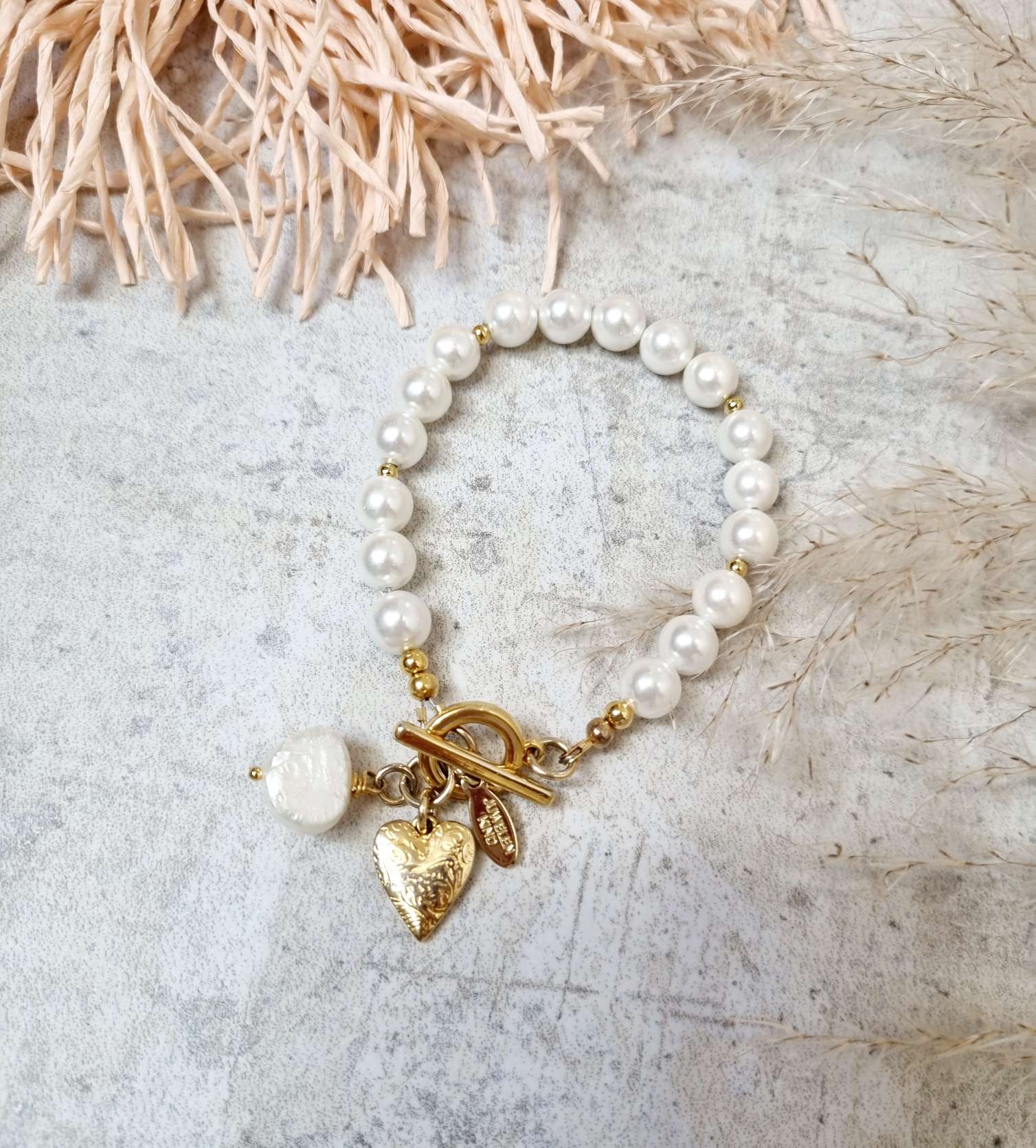 BRACELET VALENTINA HEART WEISSE MUSCHELKERNPERLEN Herz Armband Toggle Verschluss vergoldet BRACELET VALENTINA HEART WEISSE MUSCHELKERNPERLEN Herz Armband Toggle Verschluss vergoldet