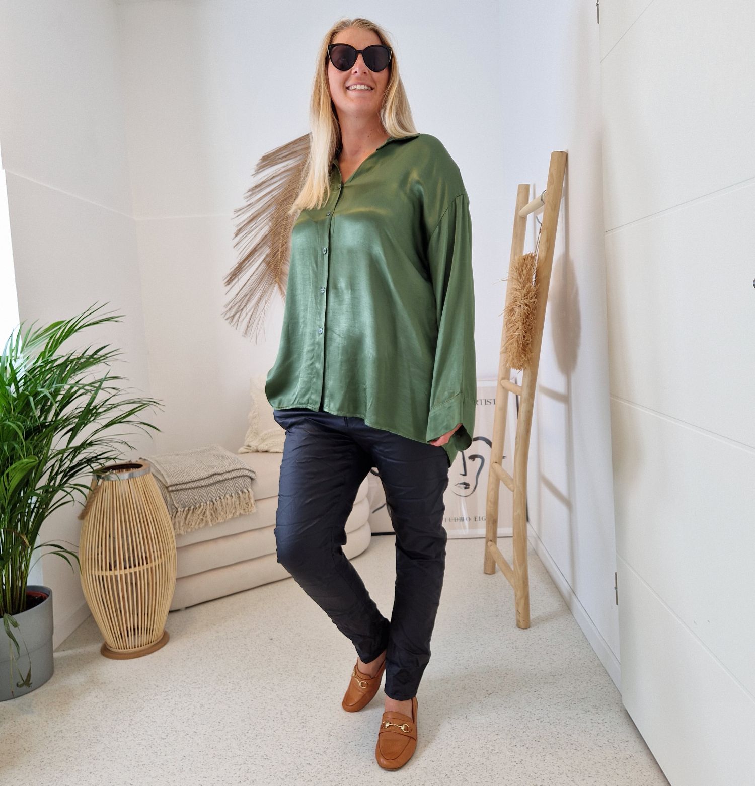 OVERSIZE BLUSE TARA KHAKI 34-42/44 Made in Italy Longbluse Hemd Satin Optik OVERSIZE BLUSE TARA KHAKI 34-42/44 Made in Italy Longbluse Hemd Satin Optik