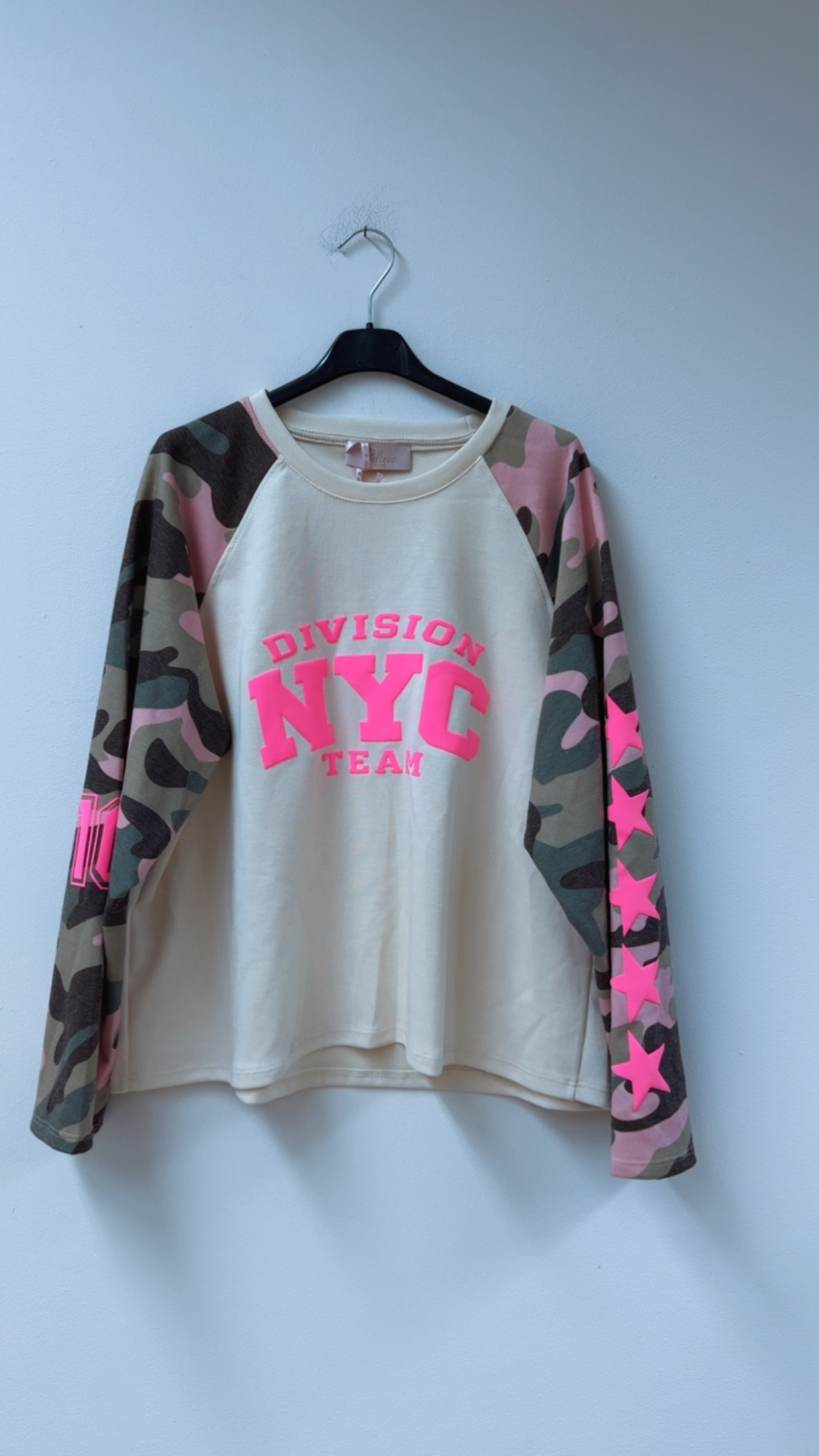 SW0115 – Statement-Shirt mit Camouflage & Neon-Details Gr. 34-42/44
