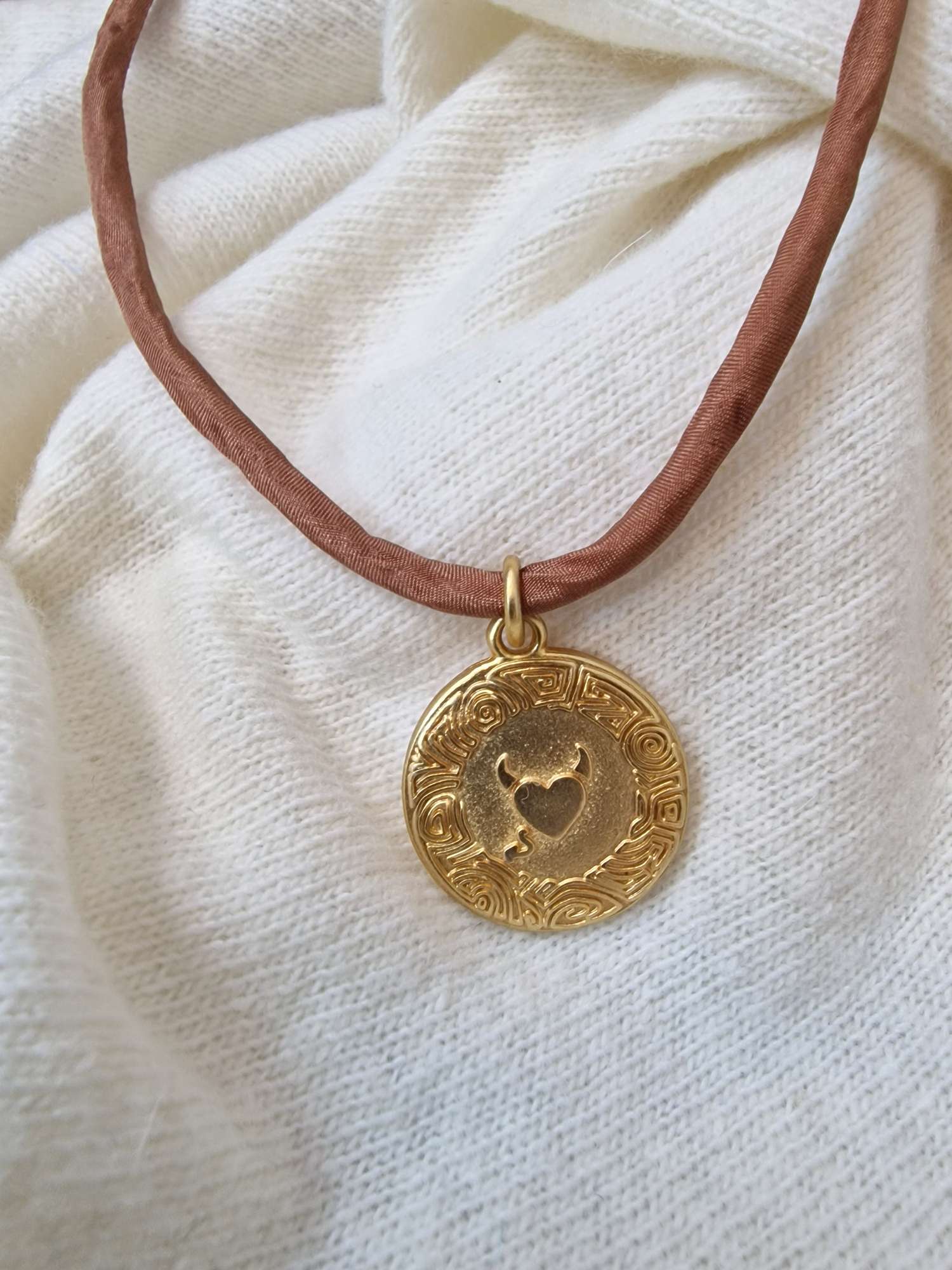 NECKLACE ANGEL&DEVIL Gold Shiny kurze Kette Seide Braun Amulett 