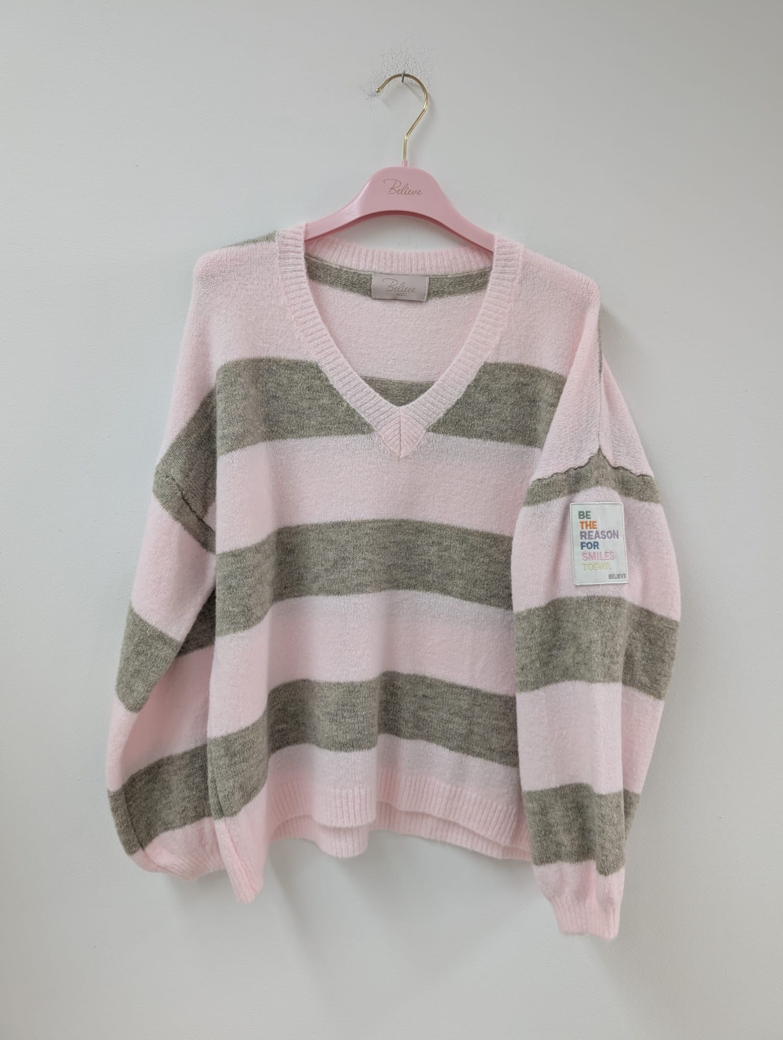 Strickpullover SP0095 – Streifenlook mit Statement-Patch Gr. 34-40/42 Pullover