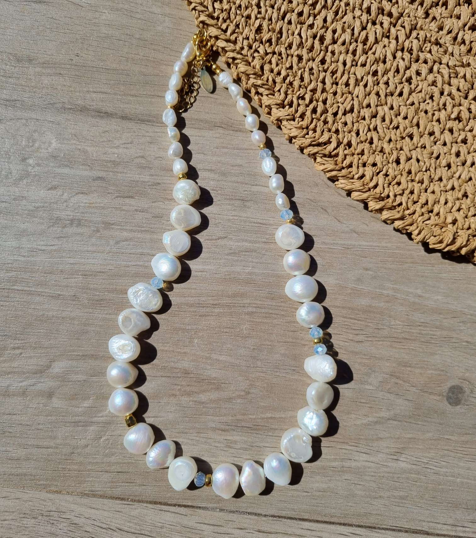 PEARL NECKLESS JIDA Große Barockperlen Halskette mit vergoldeten Elementen PEARL NECKLESS JIDA Große Barockperlen Halskette mit vergoldeten Elementen