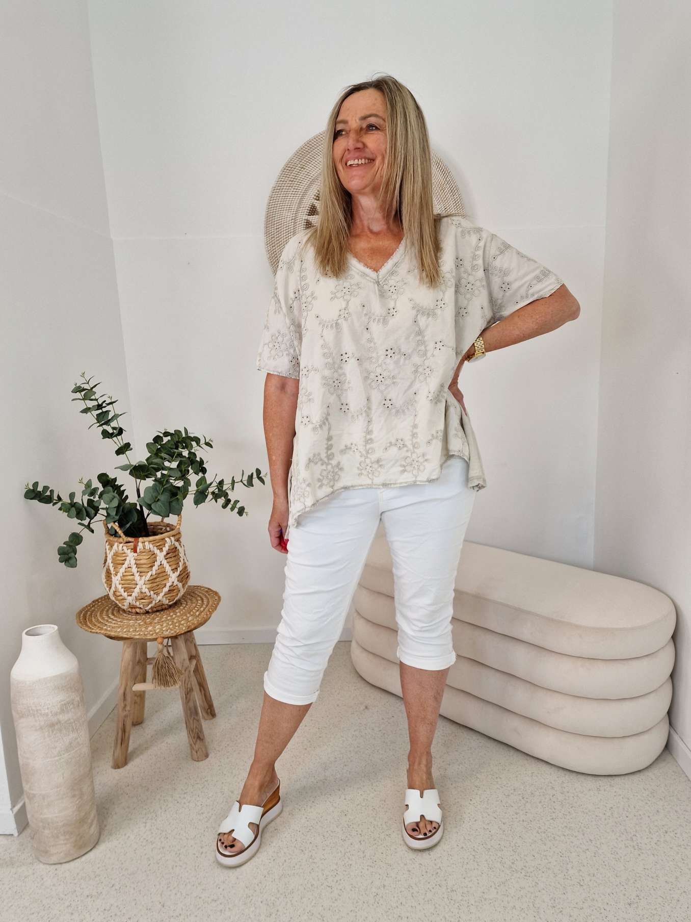 T-SHIRT AMALFI LOCHSTICKEREI BEIGE 34-42 Made in Italy Basic Kurzarm Shirt Oberteil T-SHIRT AMALFI LOCHSTICKEREI BEIGE 34-42 Made in Italy Basic Kurzarm Shirt Oberteil