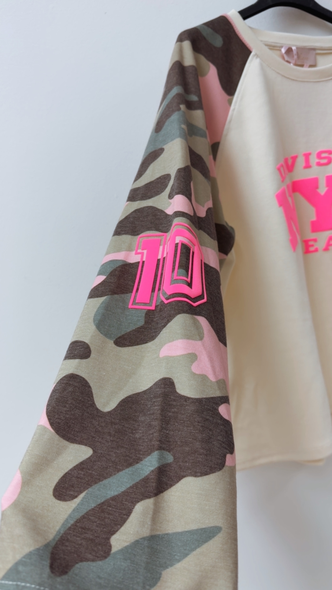 SW0115 – Statement-Shirt mit Camouflage & Neon-Details Gr. 34-42/44