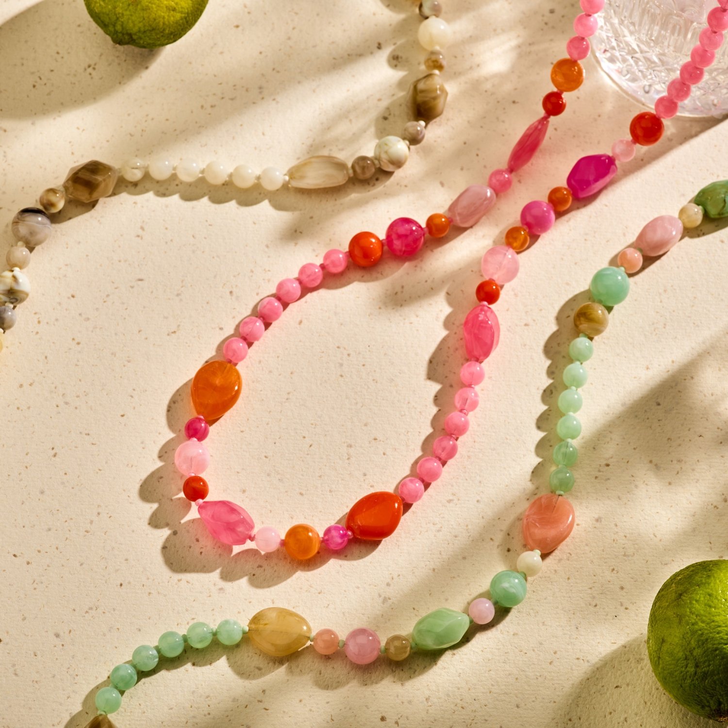 Solara – Bunte Sommerkette in Goldfarbig & Resin