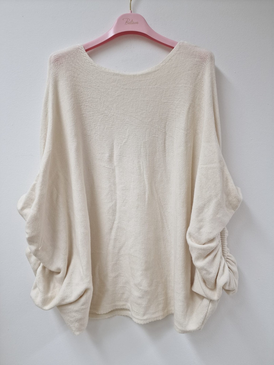Oversize-Fledermaus-Strickpullover mit Viskose & raffiniertem Knopfdetail – Made in Italy | SJ0098