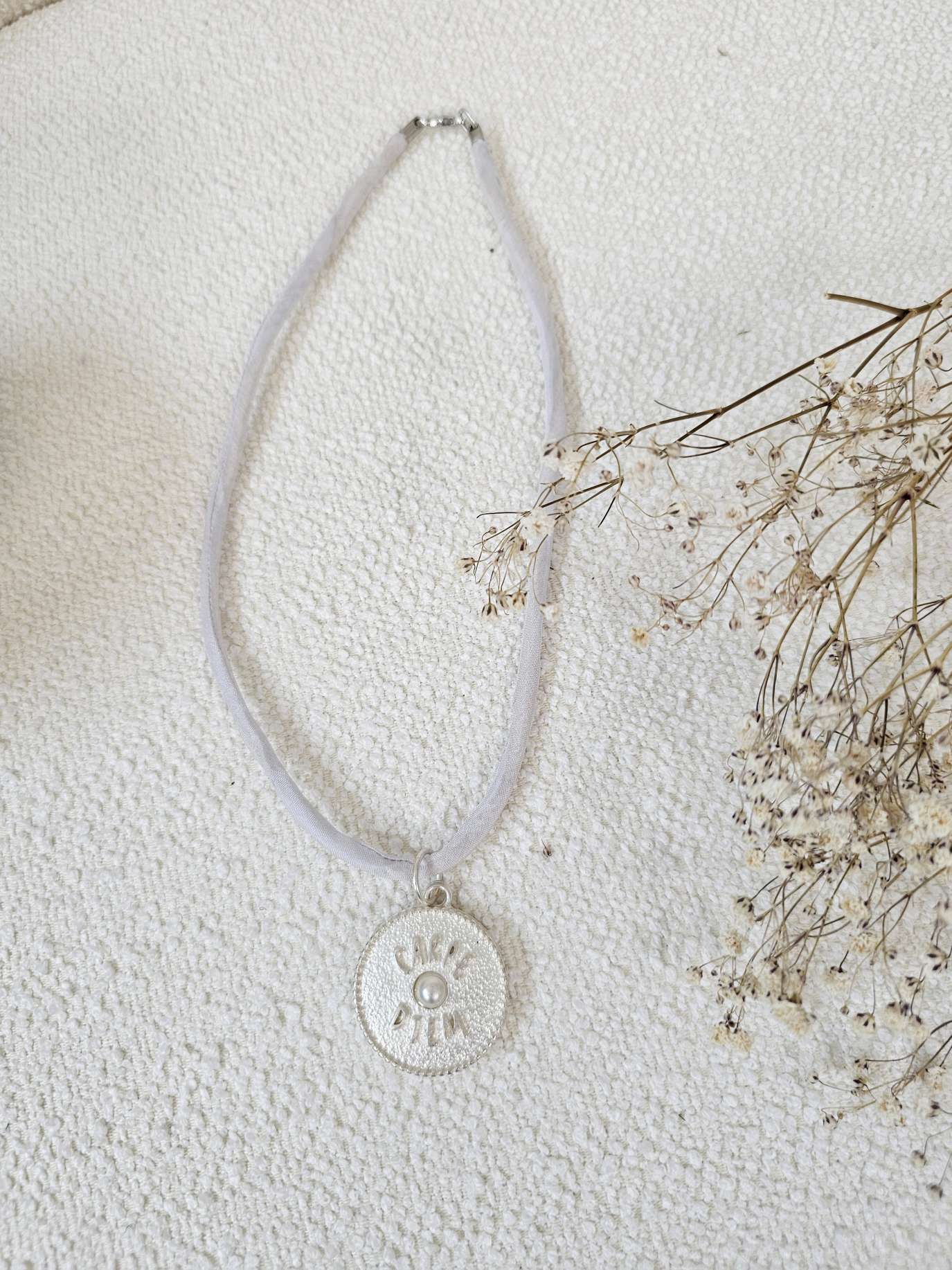 NECKLACE CARPE DIEM SILVER SHINY CREME kurze Kette Seide