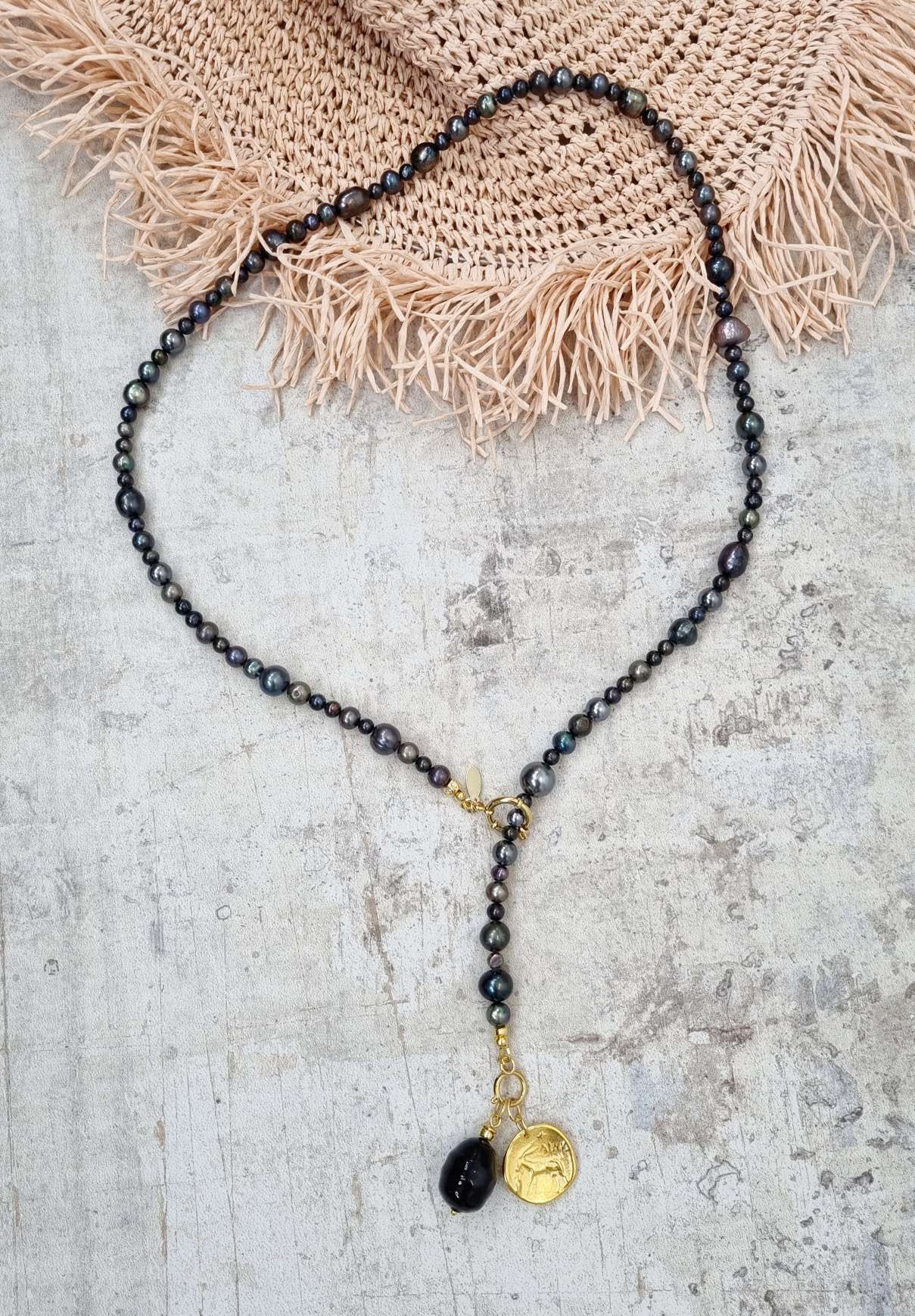 NECKLESS BLACK PEARL LOVE Zuchtperlen Halskette schwarz großer Muschelkern Tropfen vergoldeter Münze NECKLESS BLACK PEARL LOVE Zuchtperlen Halskette schwarz großer Muschelkern Tropfen vergoldeter Münze