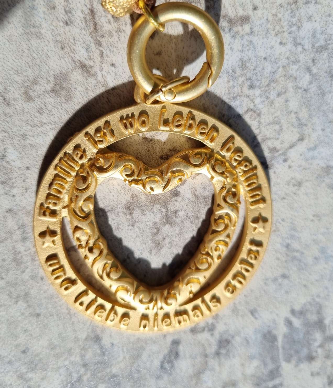 NECKLESS FAMILY GOLD SHINY lange Wechselkette Seide Goldfarbig Halskette Kette Amulett NECKLESS FAMILY GOLD SHINY lange Wechselkette Seide Goldfarbig Halskette Kette Amulett