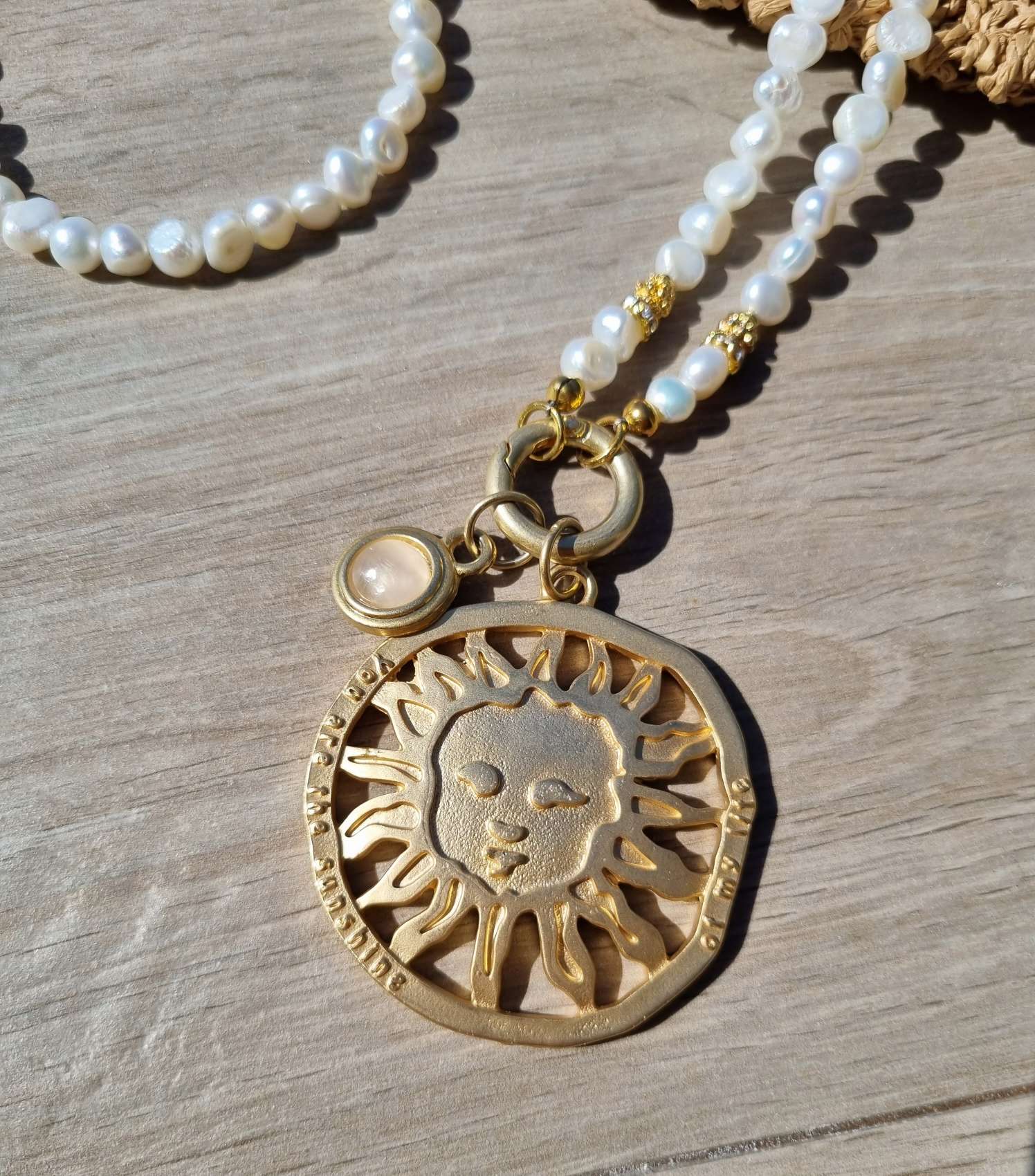 EXKLUSIVE LANGE KETTE HAWAII SONNE GOLD Süßwasserperlen goldfarbiger großer Anhänger EXKLUSIVE LANGE KETTE HAWAII SONNE GOLD Süßwasserperlen goldfarbiger großer Anhänger