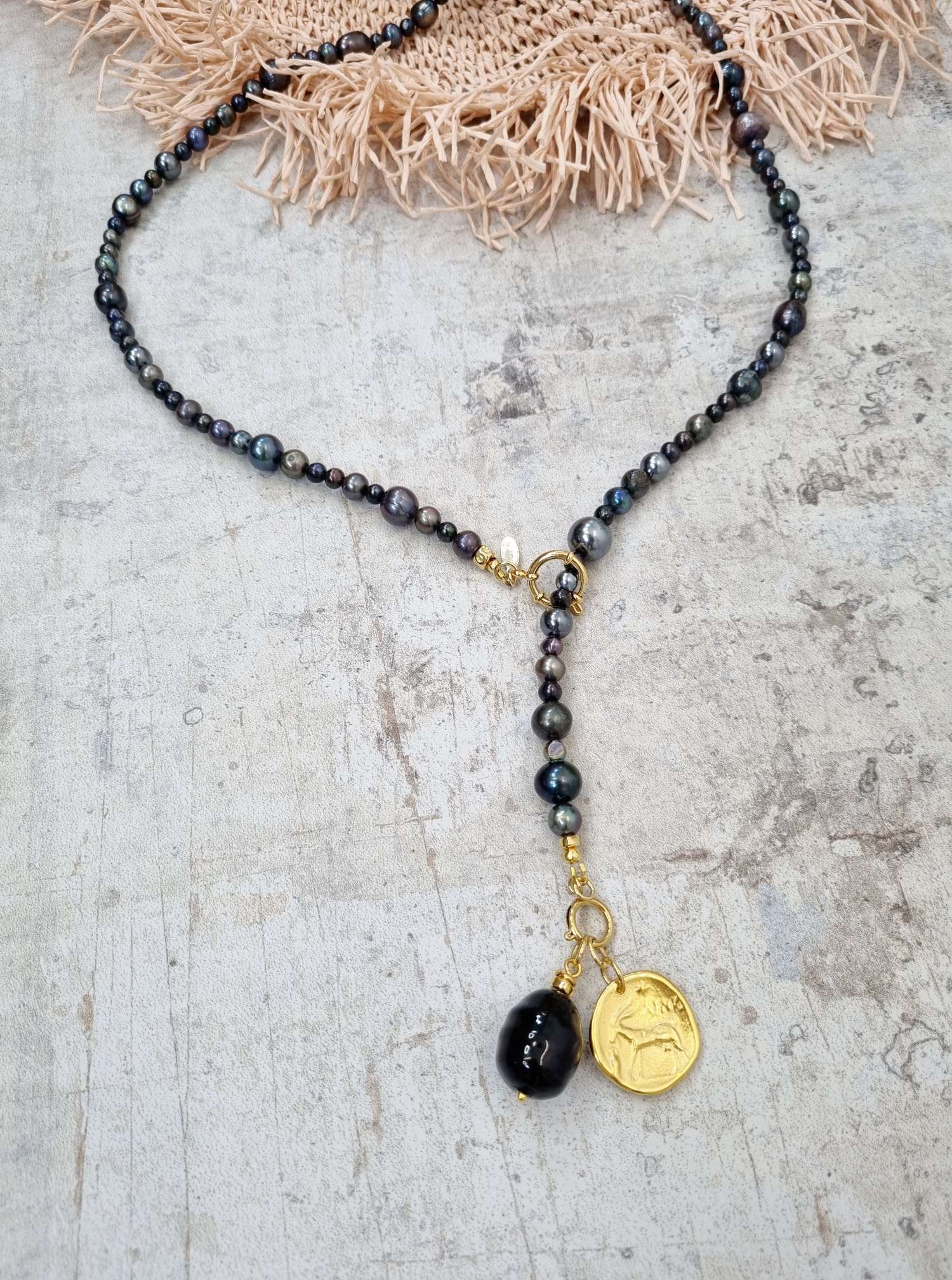 NECKLESS BLACK PEARL LOVE Zuchtperlen Halskette schwarz großer Muschelkern Tropfen vergoldeter Münze NECKLESS BLACK PEARL LOVE Zuchtperlen Halskette schwarz großer Muschelkern Tropfen vergoldeter Münze