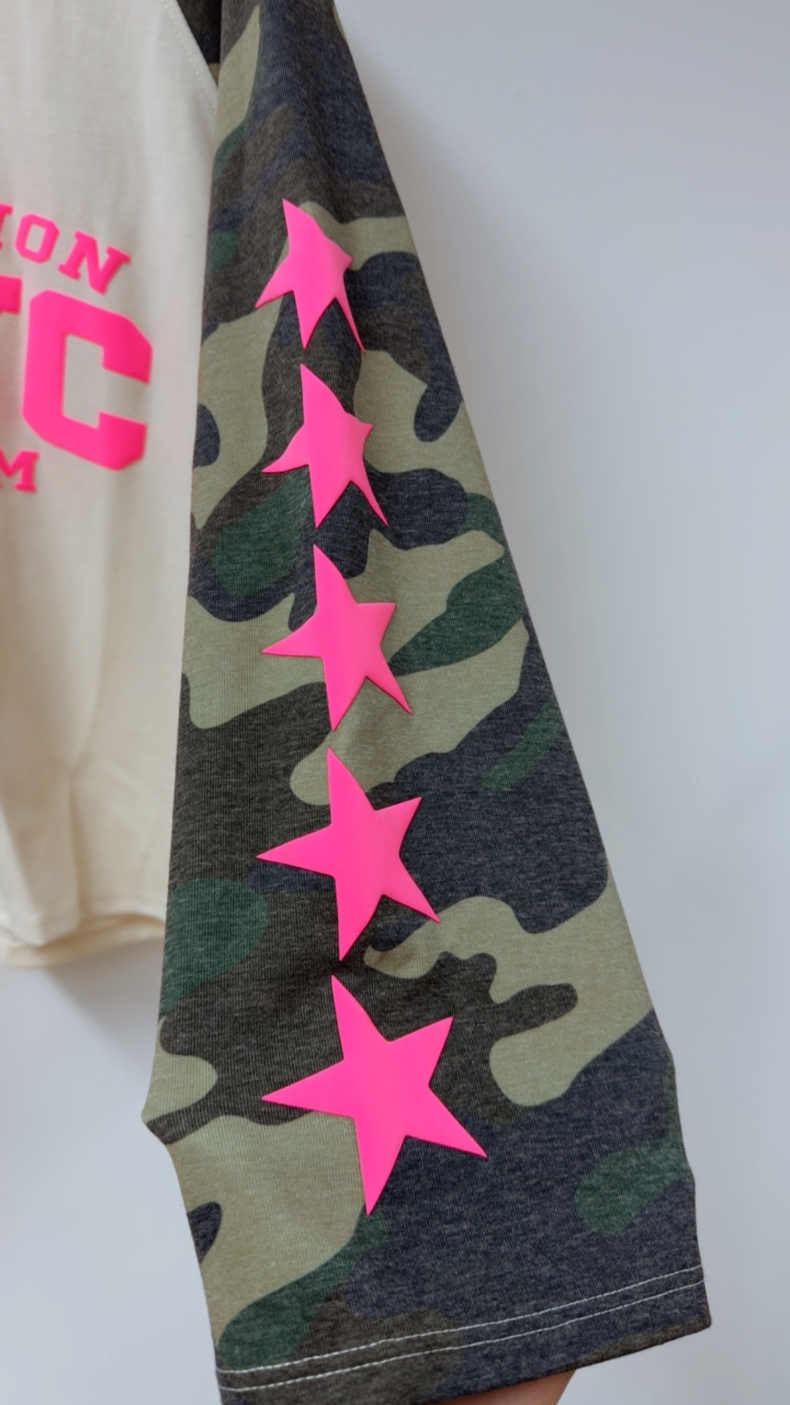 SW0115 – Statement-Shirt mit Camouflage & Neon-Details Gr. 34-42/44