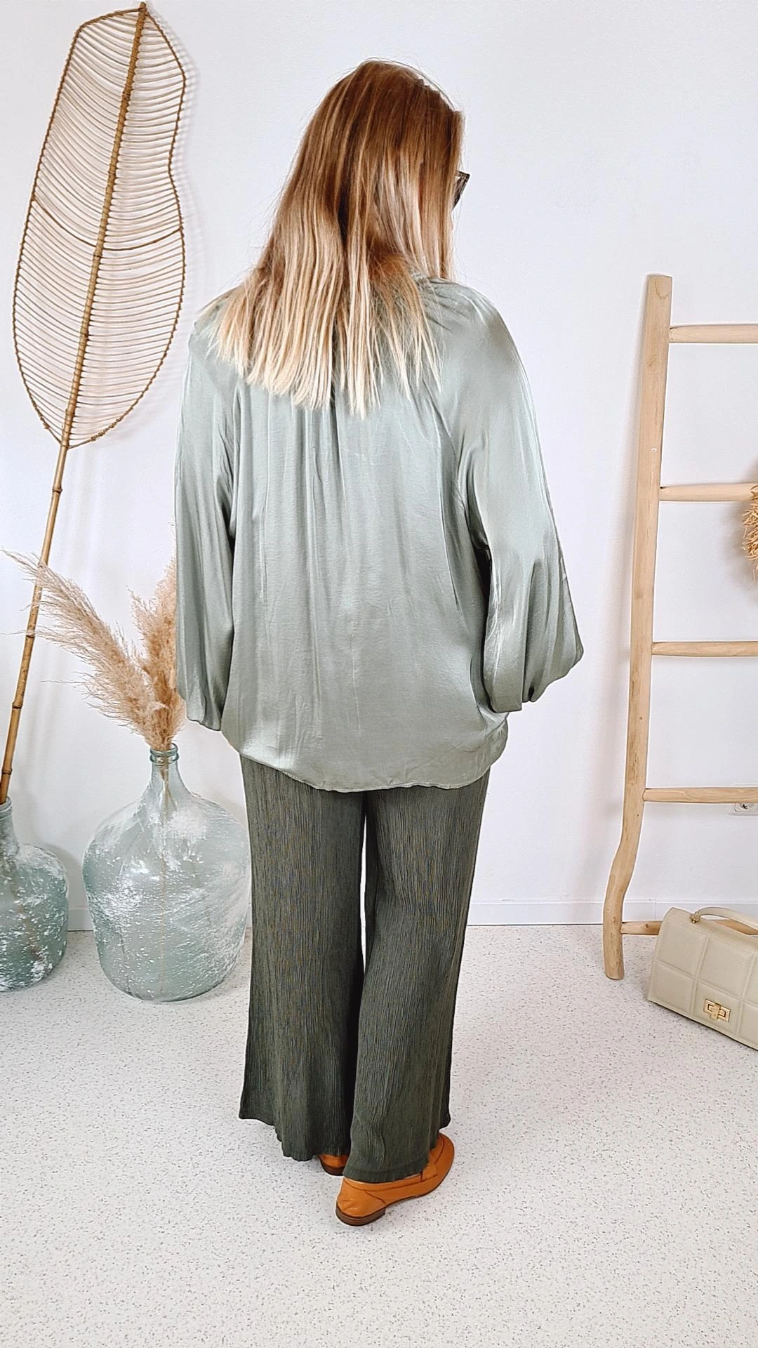 BASIC SEIDEN BLUSE KELLY KHAKI 34-42 Made in Italy Silk Oversize Shirt BASIC SEIDEN BLUSE KELLY KHAKI 34-42 Made in Italy Silk Oversize Shirt