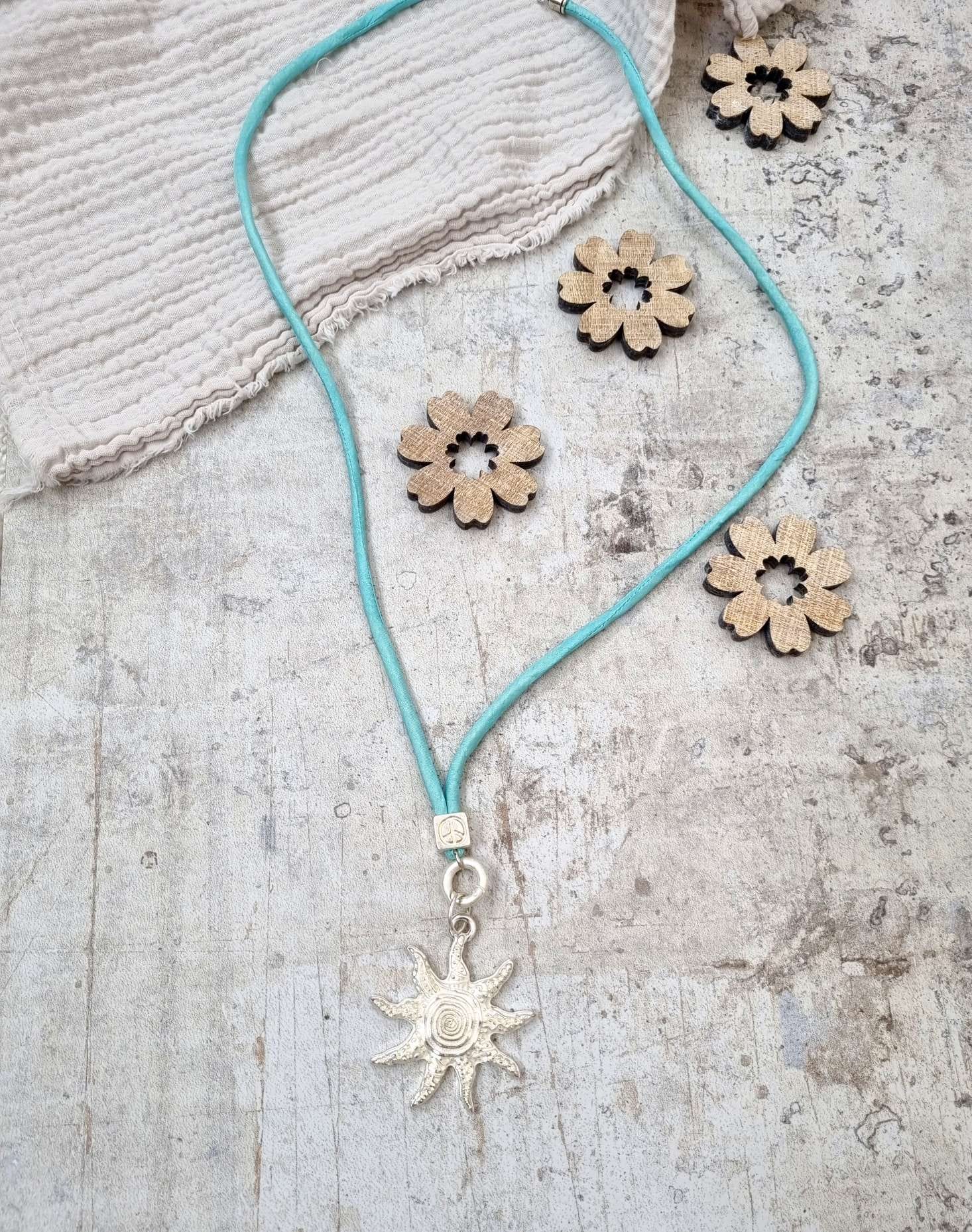 NECKLESS LOVE SUN lange Wechselkette Mintgrün Seide Silberfarben Halskette Kette Amueltt NECKLESS LOVE SUN lange Wechselkette Mintgrün Seide Silberfarben Halskette Kette Amueltt