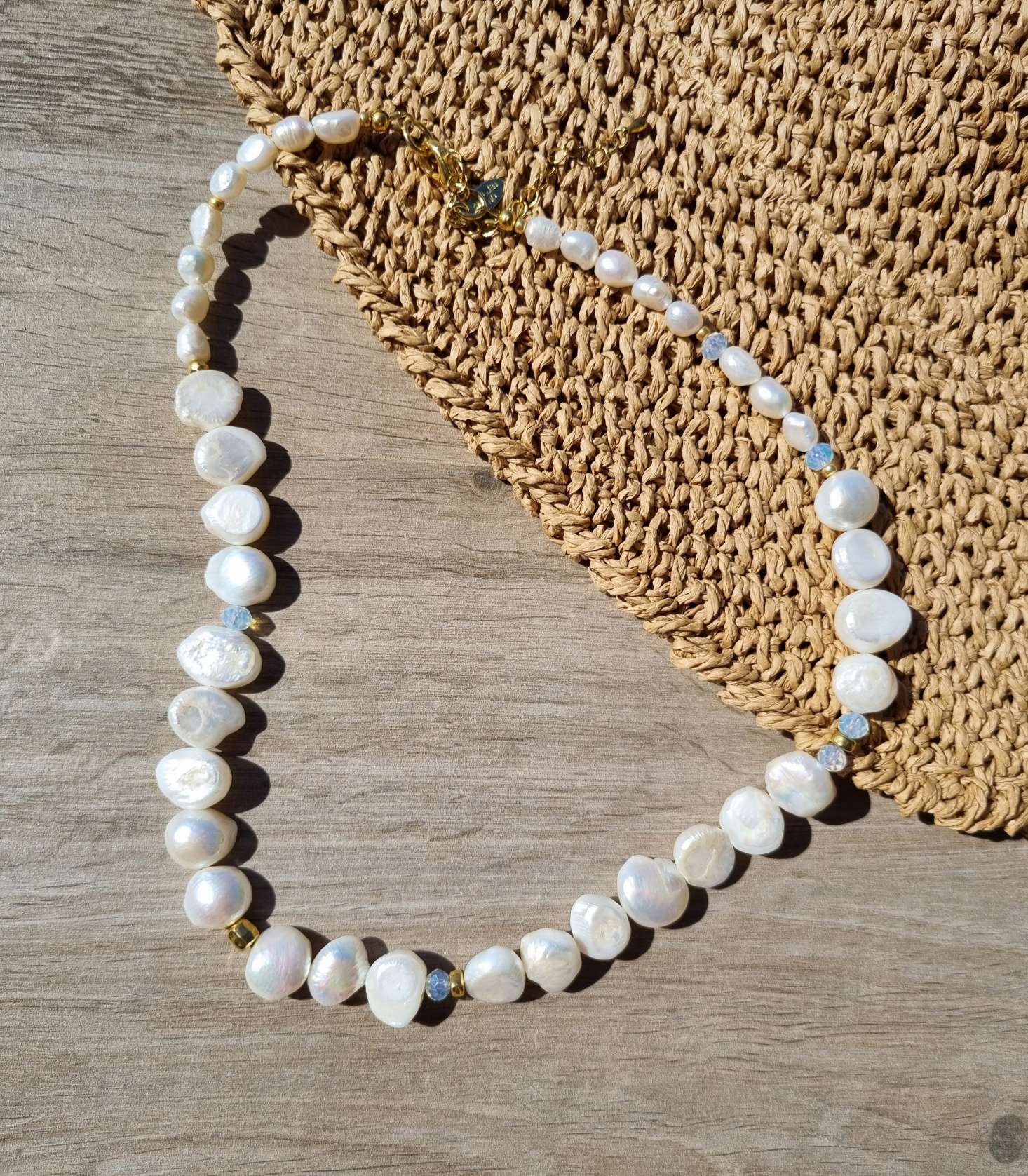 PEARL NECKLESS JIDA Große Barockperlen Halskette mit vergoldeten Elementen PEARL NECKLESS JIDA Große Barockperlen Halskette mit vergoldeten Elementen