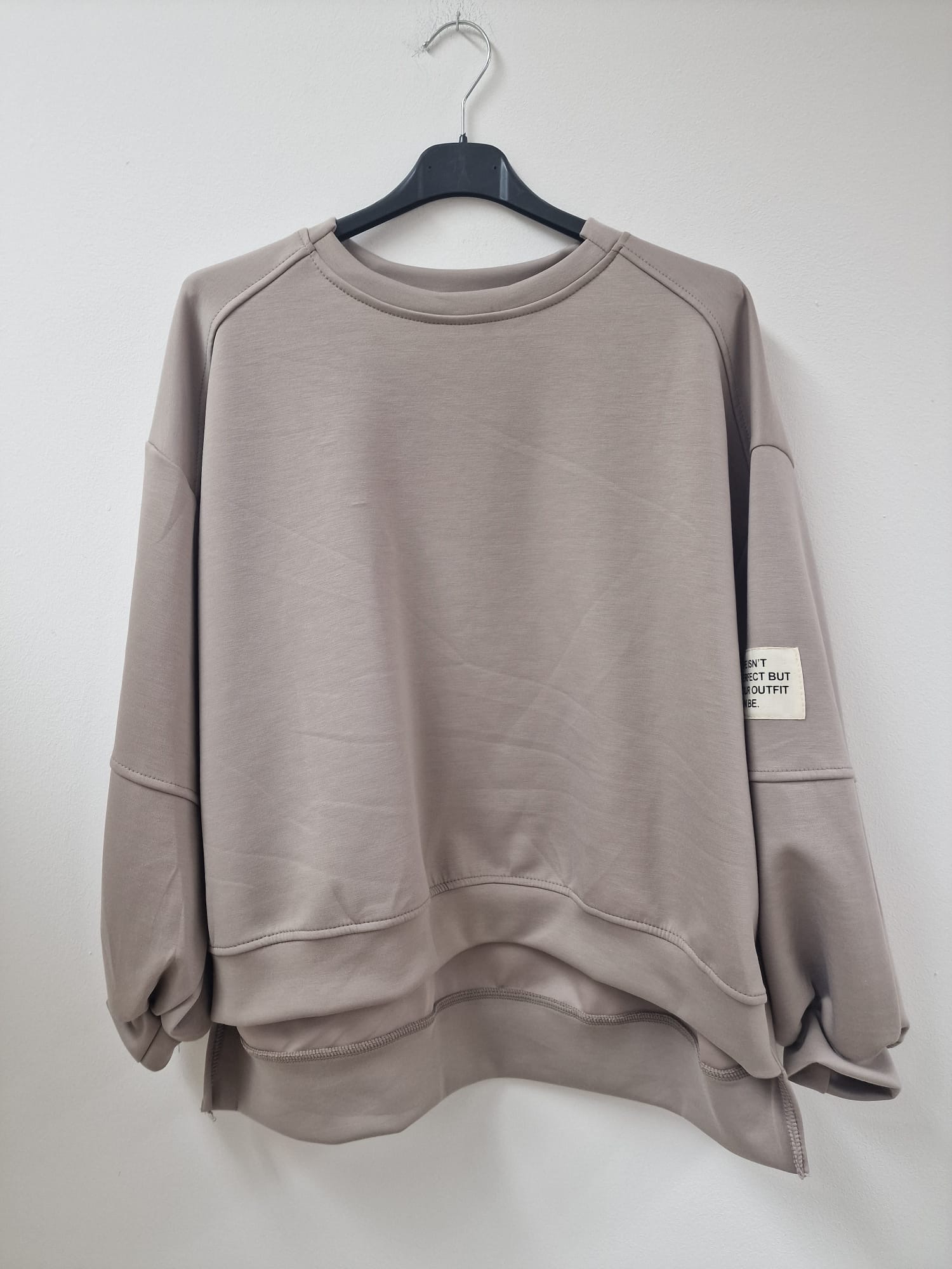 Butterstoff-Sweatshirt uni mit Statement-Patch – SW0094 Made in Italy Gr 34-42