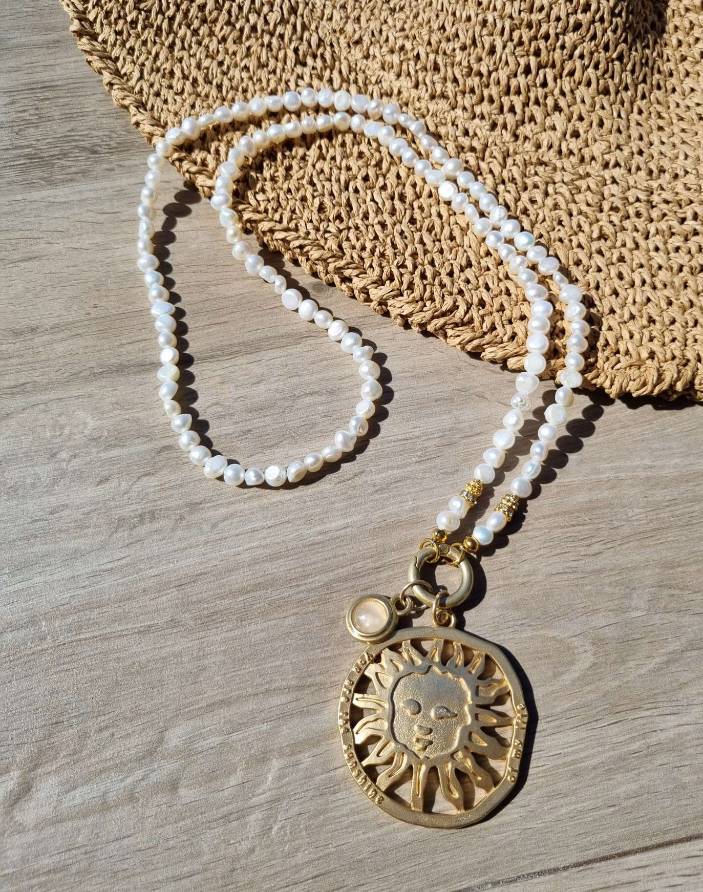 EXKLUSIVE LANGE KETTE HAWAII SONNE GOLD Süßwasserperlen goldfarbiger großer Anhänger EXKLUSIVE LANGE KETTE HAWAII SONNE GOLD Süßwasserperlen goldfarbiger großer Anhänger