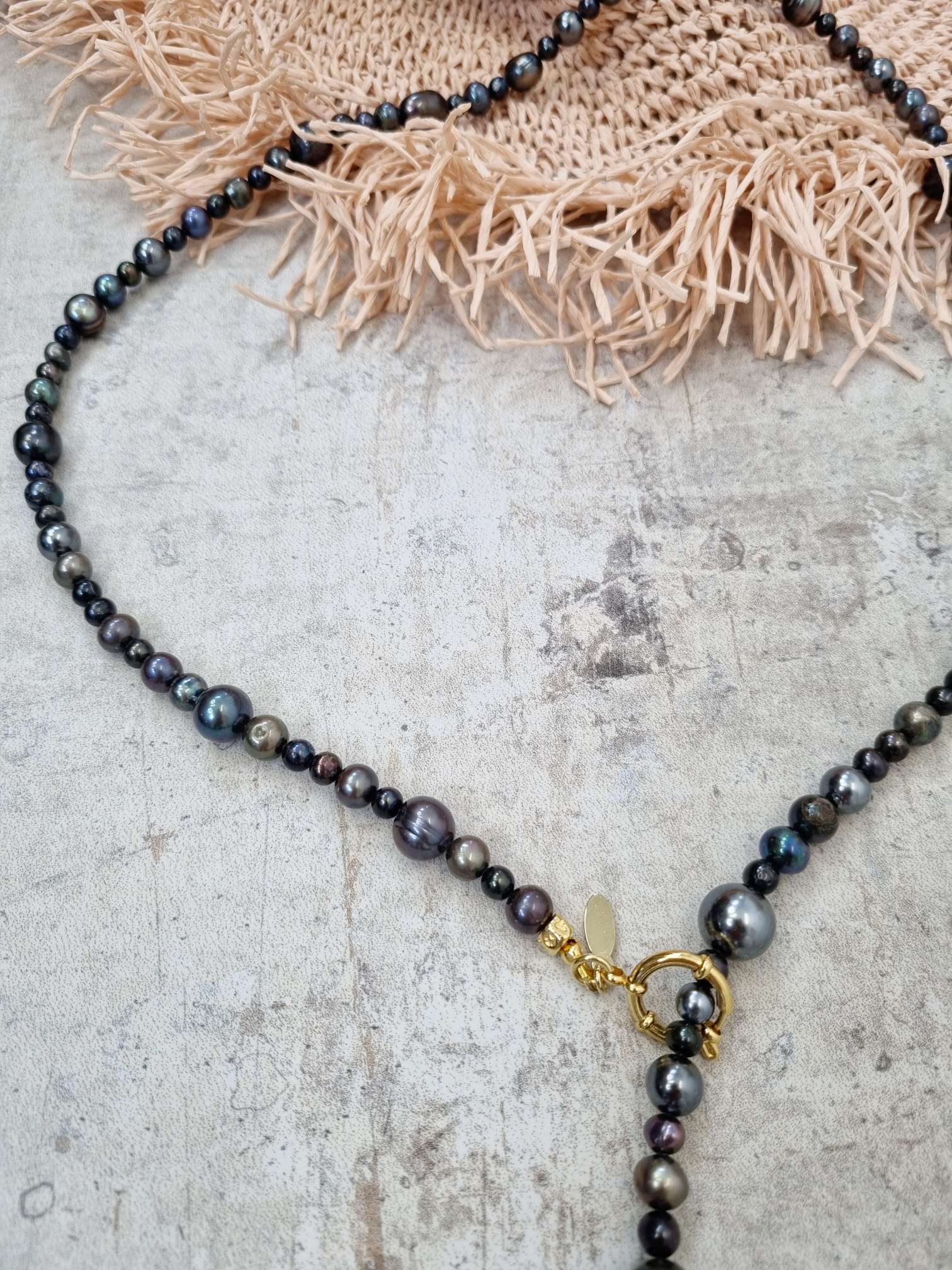 NECKLESS BLACK PEARL LOVE Zuchtperlen Halskette schwarz großer Muschelkern Tropfen vergoldeter Münze NECKLESS BLACK PEARL LOVE Zuchtperlen Halskette schwarz großer Muschelkern Tropfen vergoldeter Münze