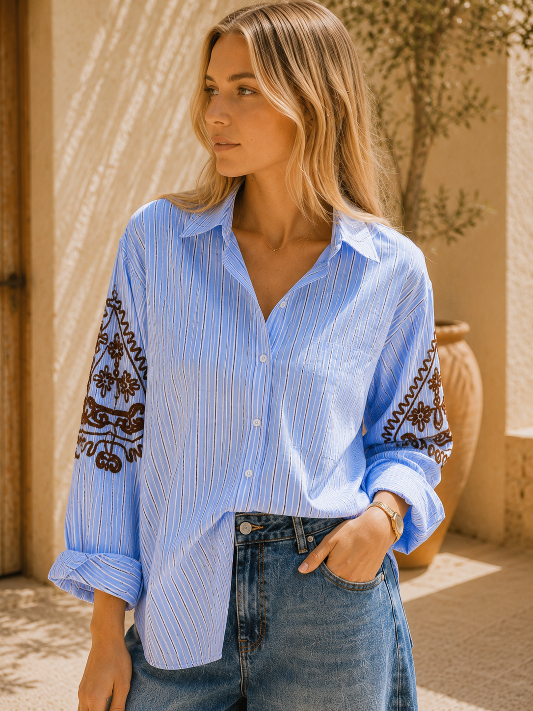 Oversize-Bluse Angelina mit feiner Stickerei – Hellblau gestreift mit edler Ärmelstickerei | Made für stilvolle Everyday-Looks