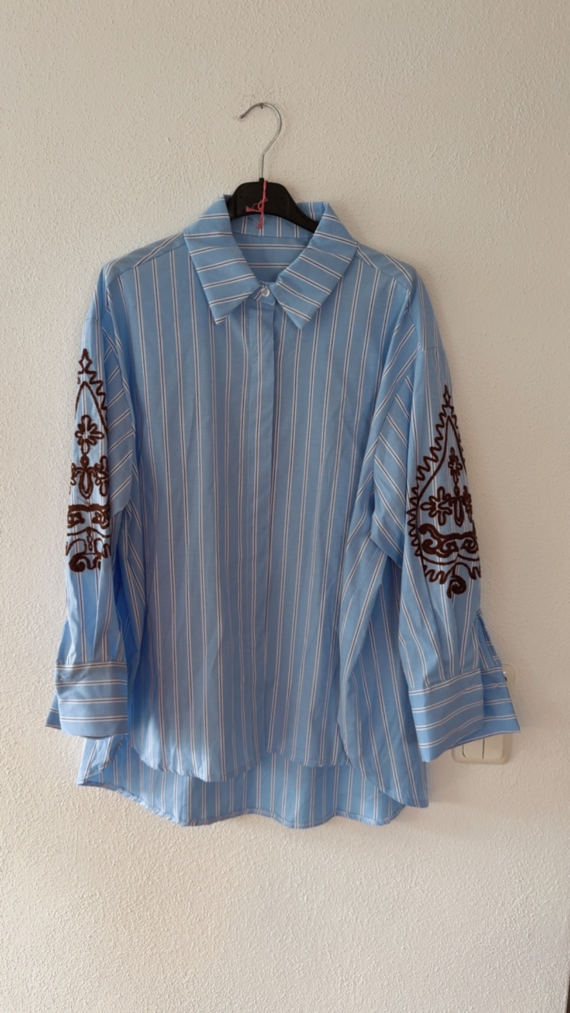 Oversize-Bluse Angelina mit feiner Stickerei – Hellblau gestreift mit edler Ärmelstickerei | Made für stilvolle Everyday-Looks