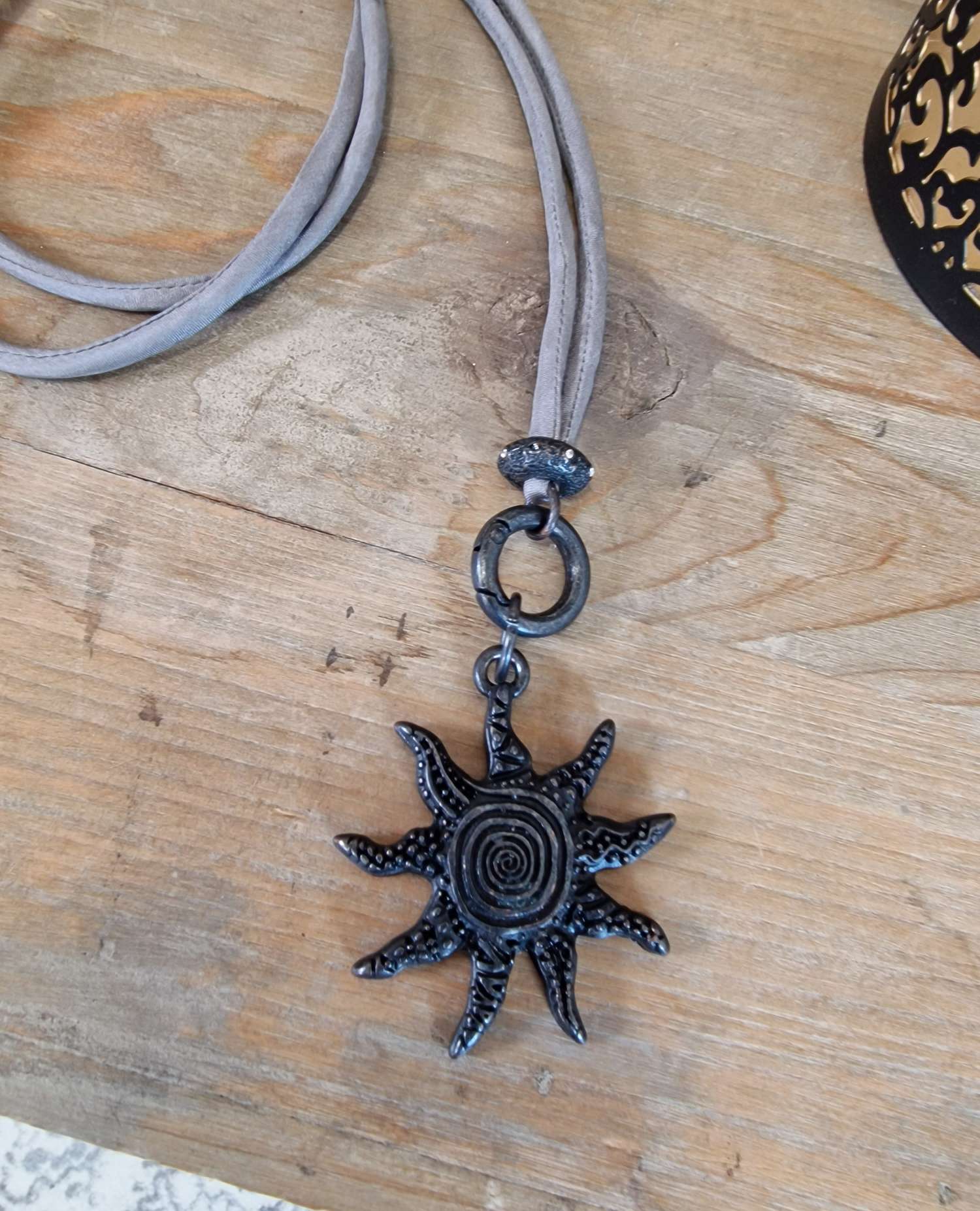 NECKLESS BLACK SUN BLACKBEAUTY Wechselkette GRAU Seide NECKLESS BLACK SUN BLACKBEAUTY Wechselkette GRAU Seide