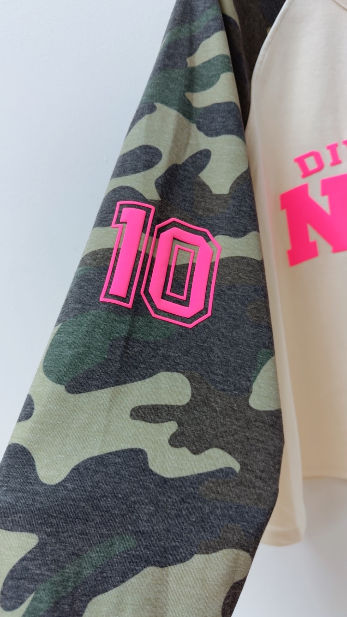 SW0115 – Statement-Shirt mit Camouflage & Neon-Details Gr. 34-42/44