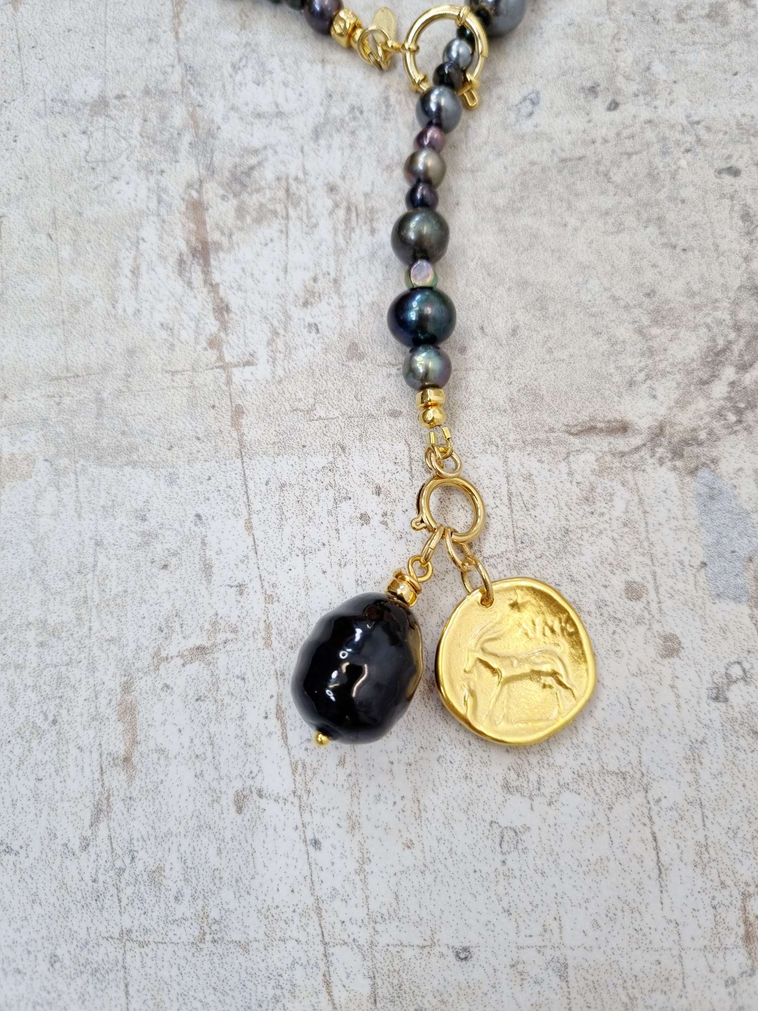 NECKLESS BLACK PEARL LOVE Zuchtperlen Halskette schwarz großer Muschelkern Tropfen vergoldeter Münze NECKLESS BLACK PEARL LOVE Zuchtperlen Halskette schwarz großer Muschelkern Tropfen vergoldeter Münze