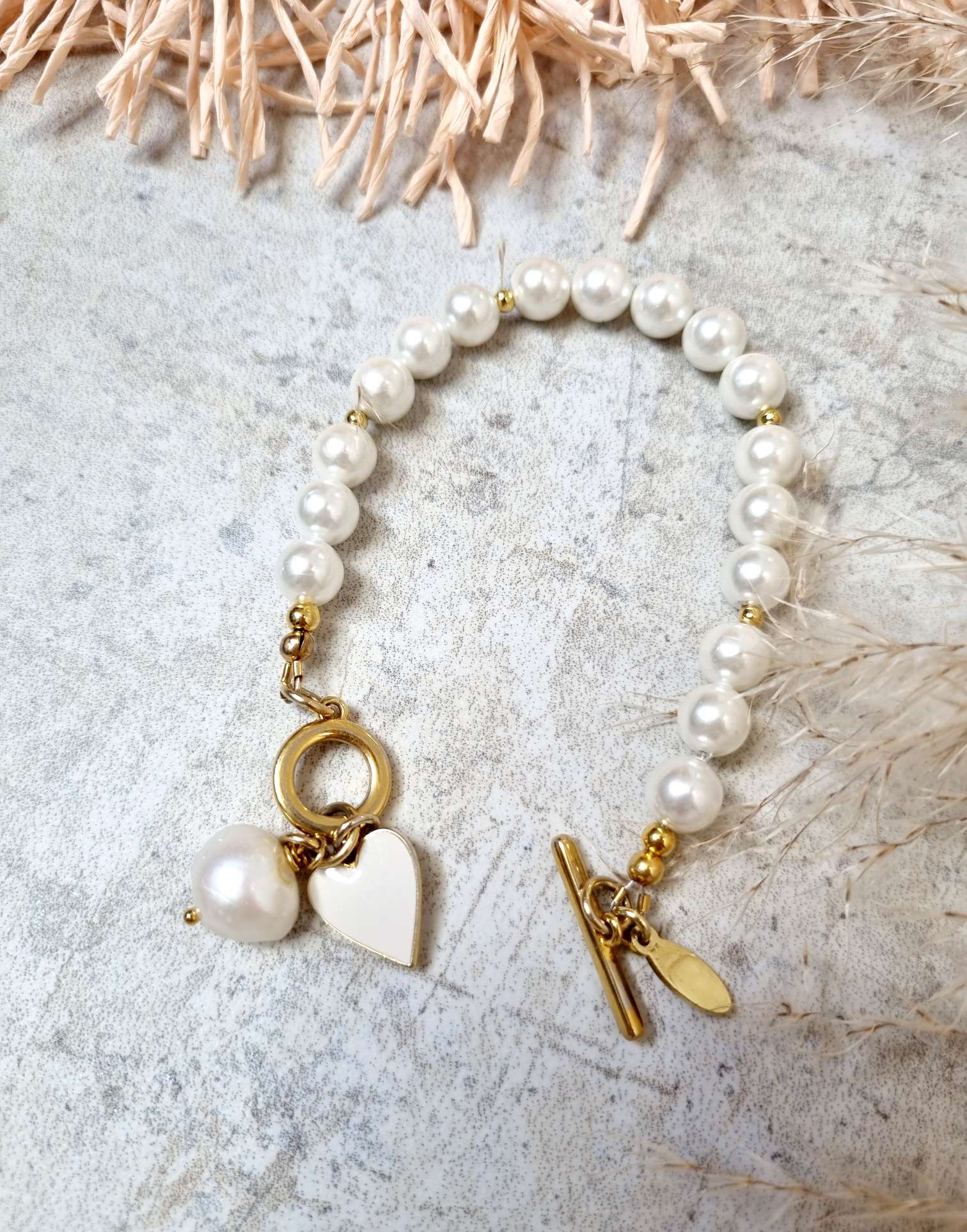 BRACELET VALENTINA HEART WEISSE MUSCHELKERNPERLEN Herz Armband Toggle Verschluss vergoldet BRACELET VALENTINA HEART WEISSE MUSCHELKERNPERLEN Herz Armband Toggle Verschluss vergoldet