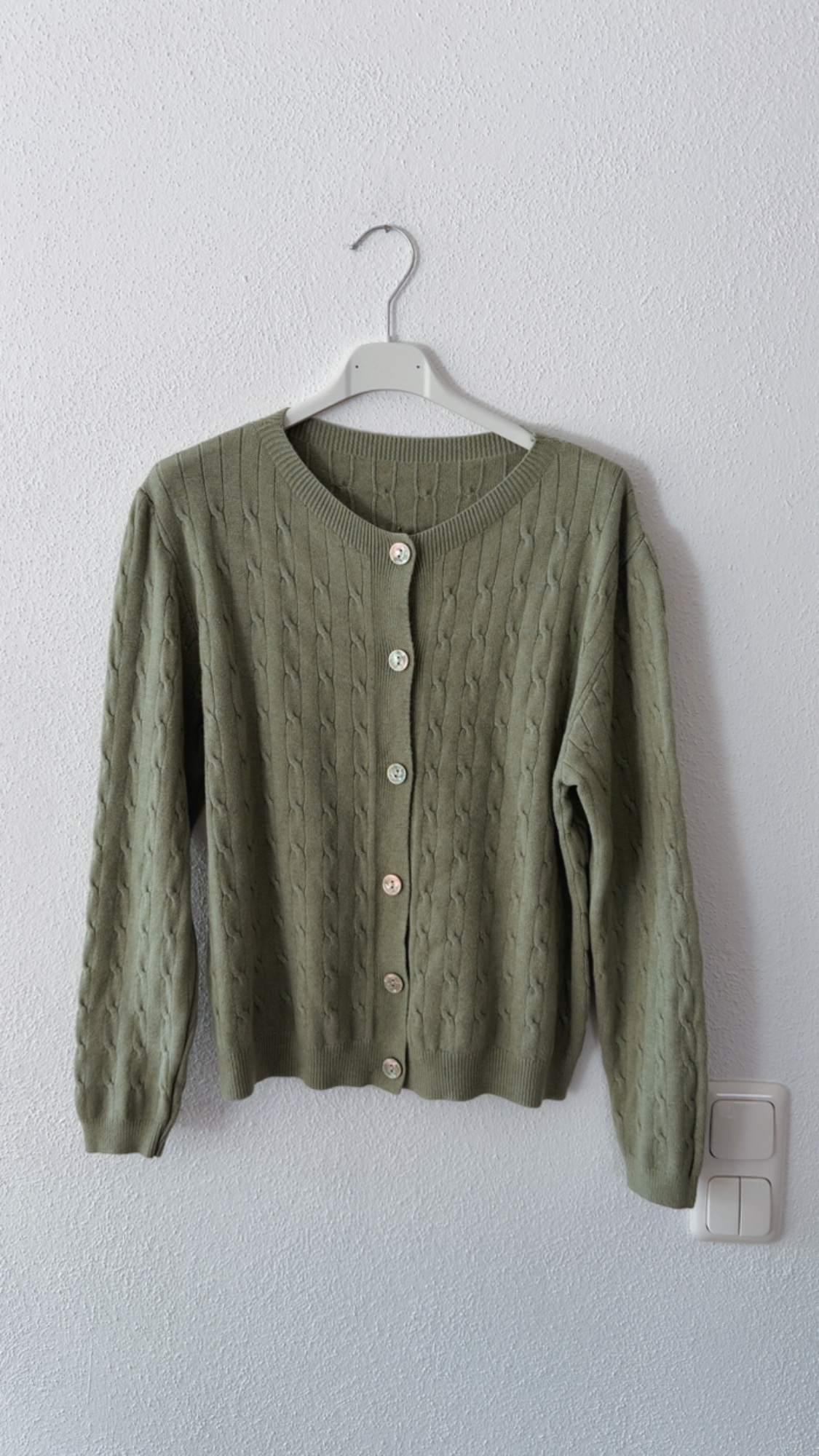 Strickjacke Freya mit feinem Zopfmuster – Made in Italy – passend bis gute Größe 40