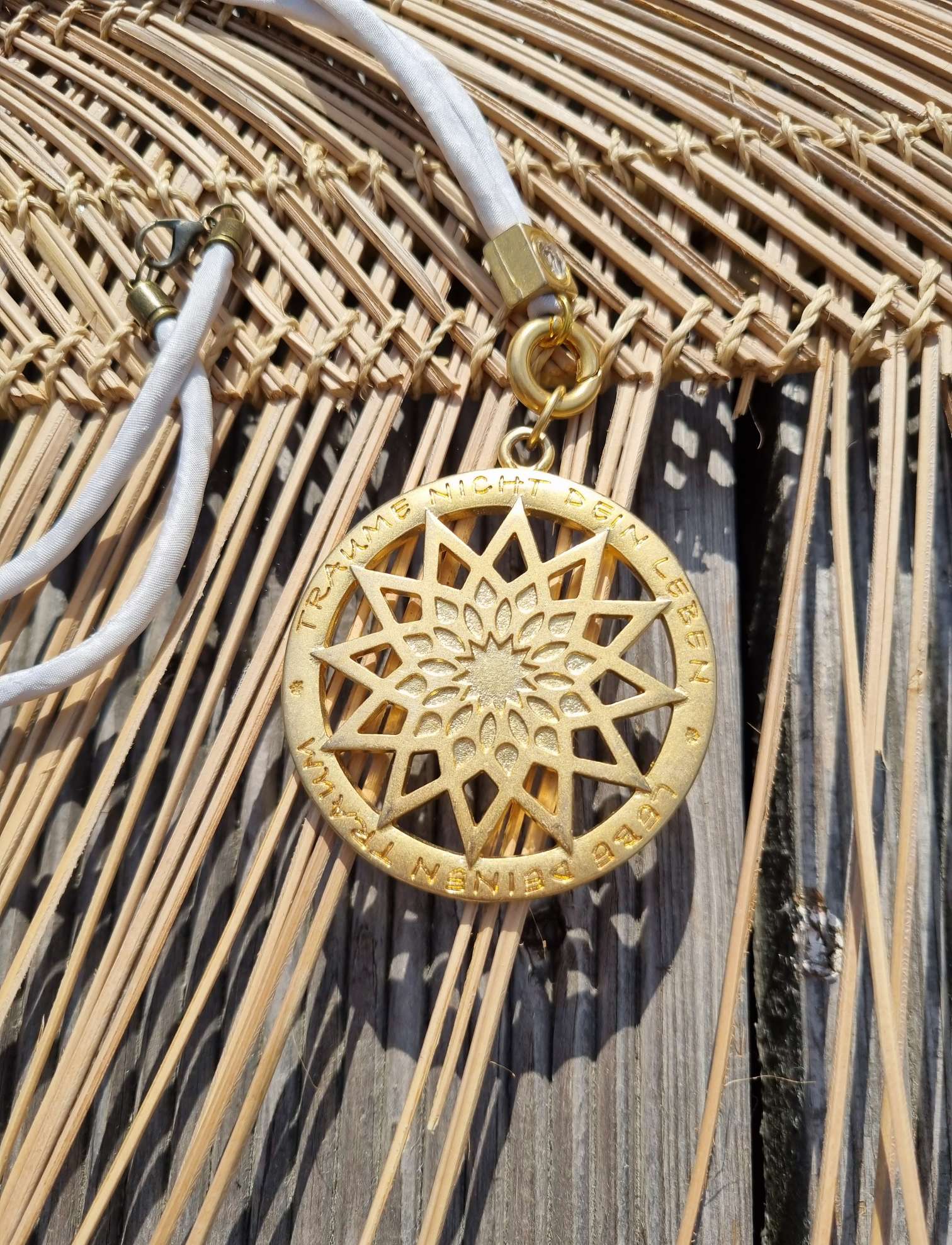NECKLESS TRÄUME NICHT DEIN LEBEN lange Wechselkette Platinum Farbe Seide Silberfarben Halskette Kette Amueltt NECKLESS TRÄUME NICHT DEIN LEBEN lange Wechselkette Platinum Farbe Seide Silberfarben Halskette Kette Amueltt