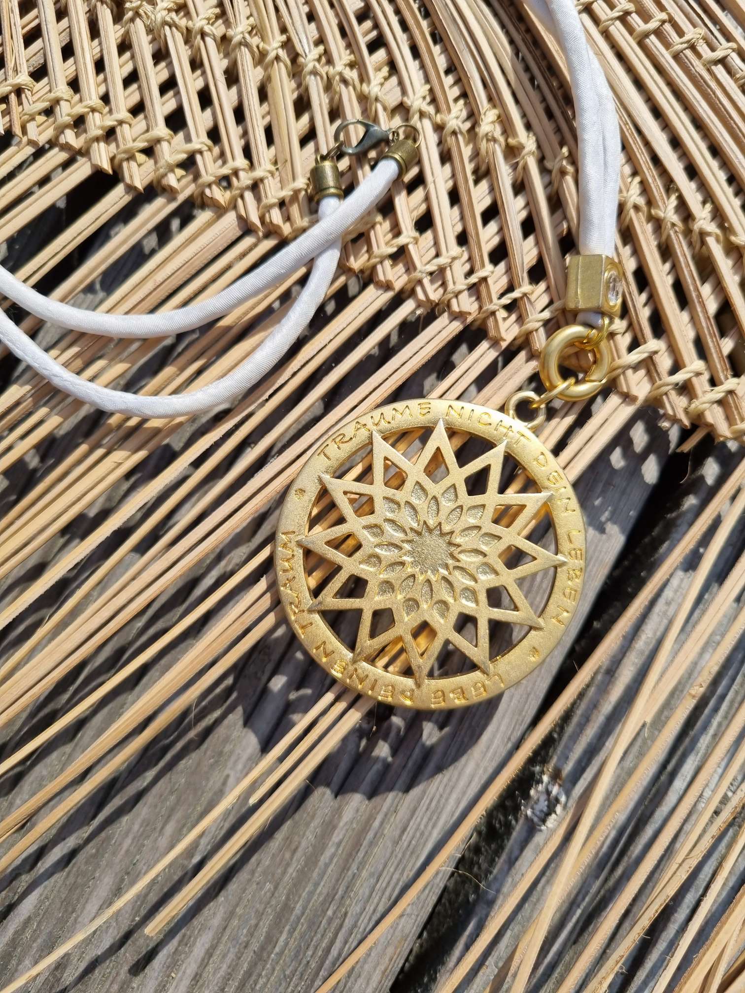 NECKLESS TRÄUME NICHT DEIN LEBEN lange Wechselkette Platinum Farbe Seide Silberfarben Halskette Kette Amueltt NECKLESS TRÄUME NICHT DEIN LEBEN lange Wechselkette Platinum Farbe Seide Silberfarben Halskette Kette Amueltt