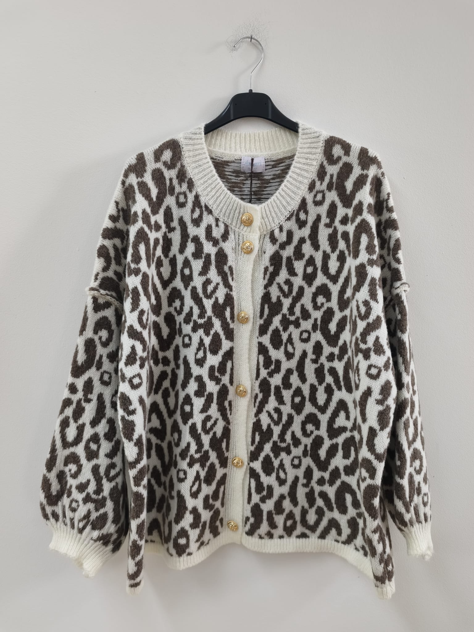 SJ0117 – Leo Strickjacke mit goldfarbenen Knöpfen I 36-46 I Made in Italy