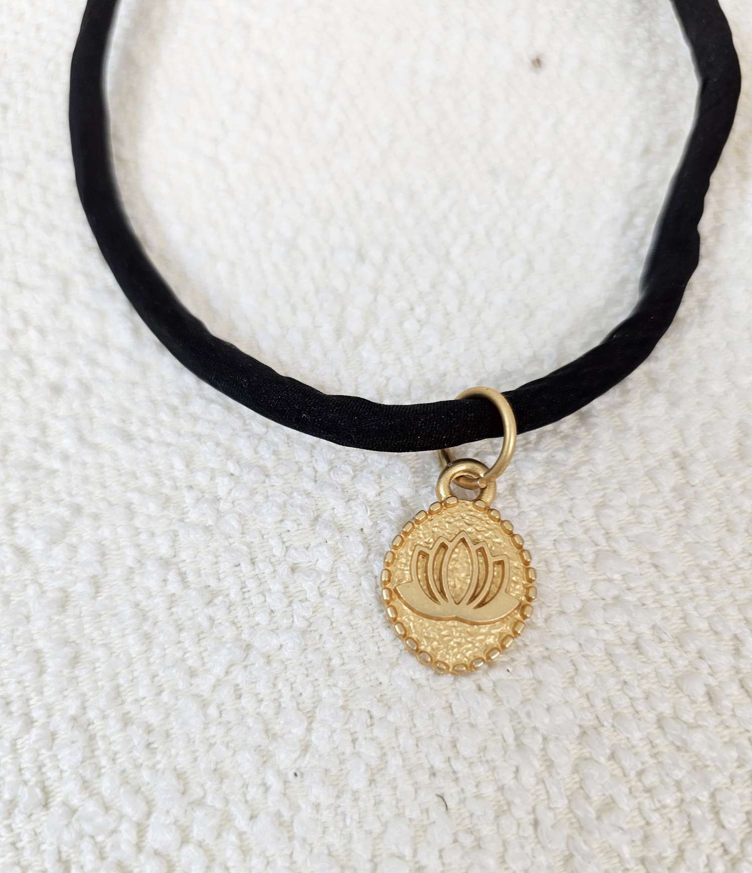 NECKLACE LOTUS S GOLD SHINY SCHWARZ kurze Kette Seide