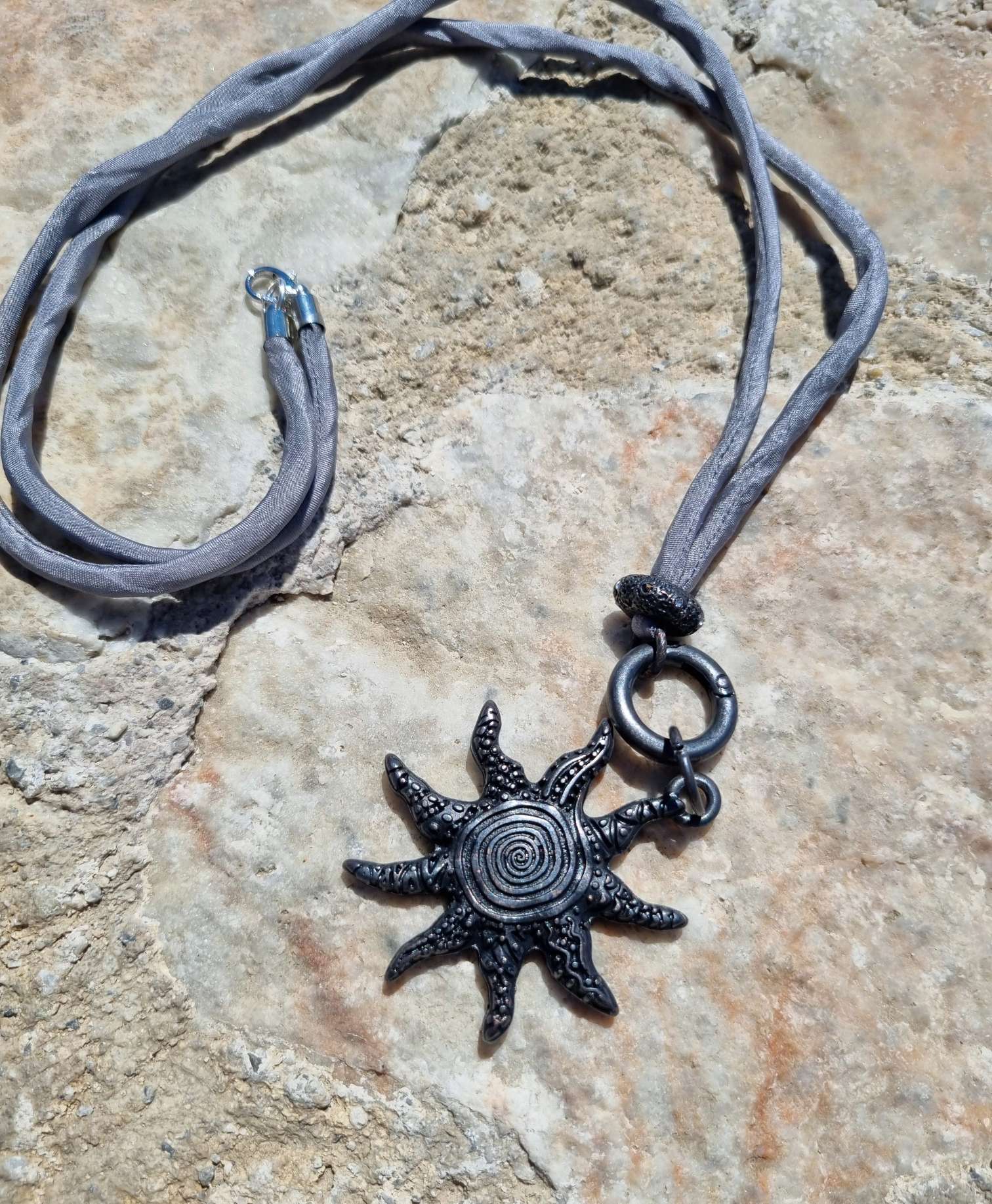 NECKLESS BLACK SUN BLACKBEAUTY Wechselkette GRAU Seide NECKLESS BLACK SUN BLACKBEAUTY Wechselkette GRAU Seide
