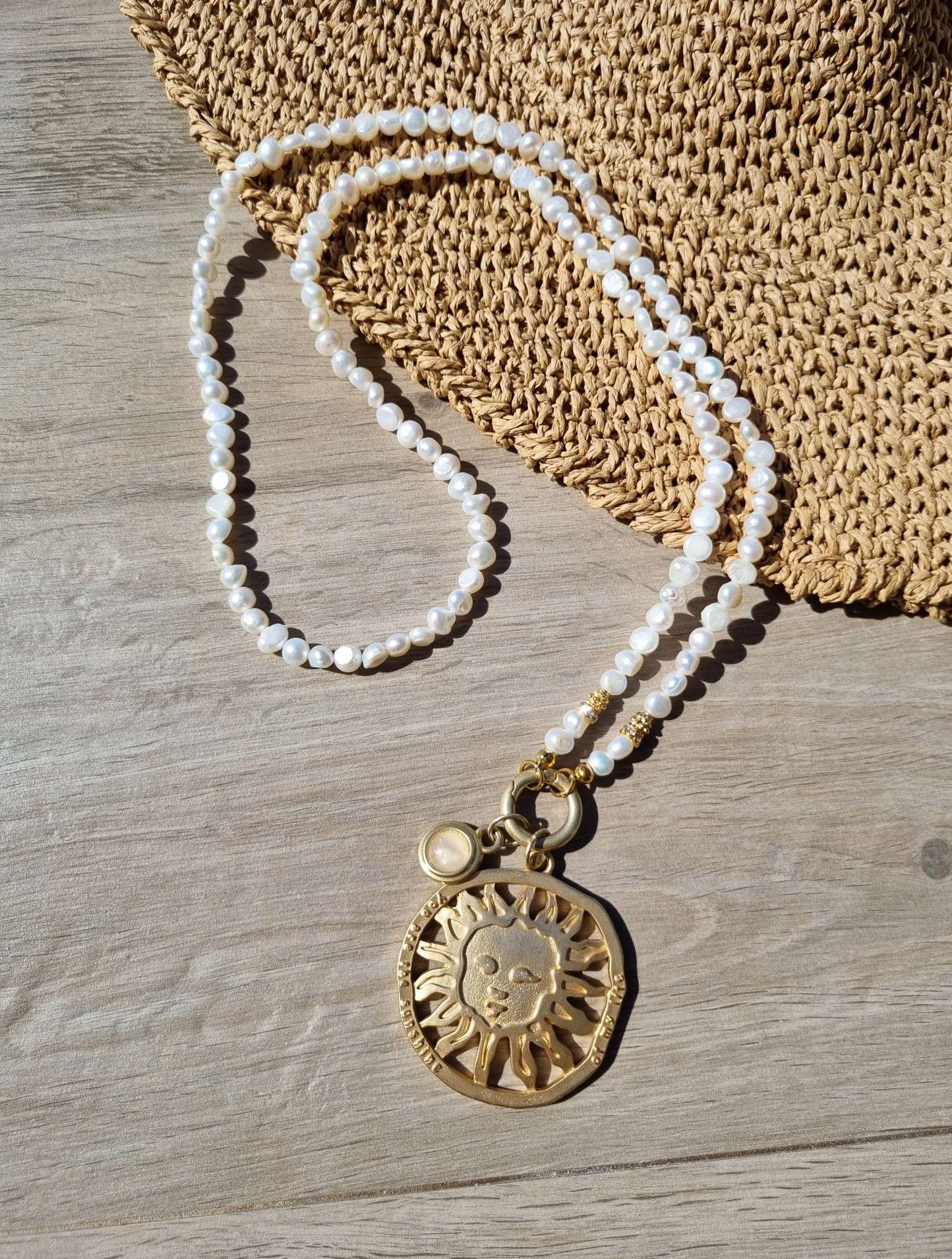 EXKLUSIVE LANGE KETTE HAWAII SONNE GOLD Süßwasserperlen goldfarbiger großer Anhänger EXKLUSIVE LANGE KETTE HAWAII SONNE GOLD Süßwasserperlen goldfarbiger großer Anhänger