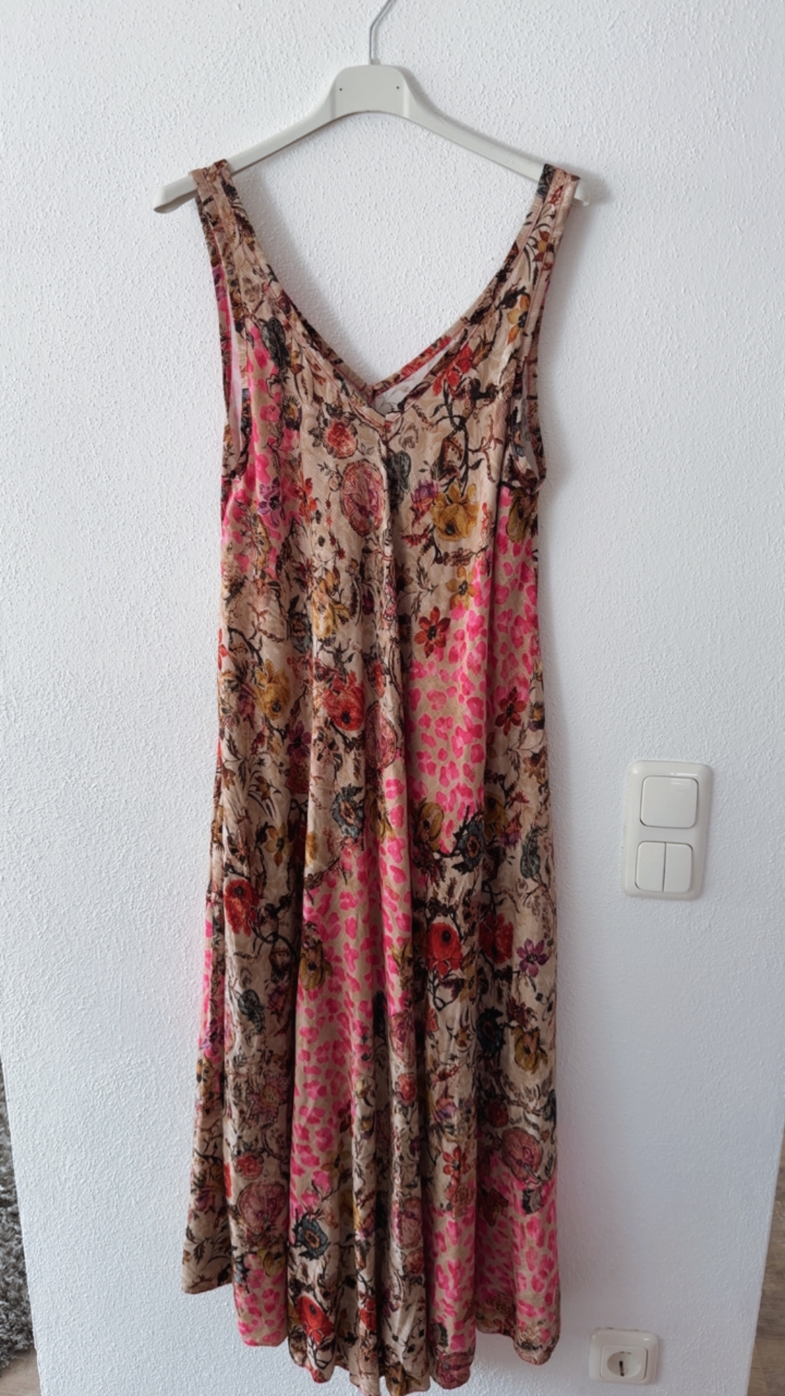 Maxikleid „Zawadi“ – Leo trifft Blütenzauber – Made in Italy  Trendiges Leo-Kleid mit Taschen | Passend bis Größe 42/44