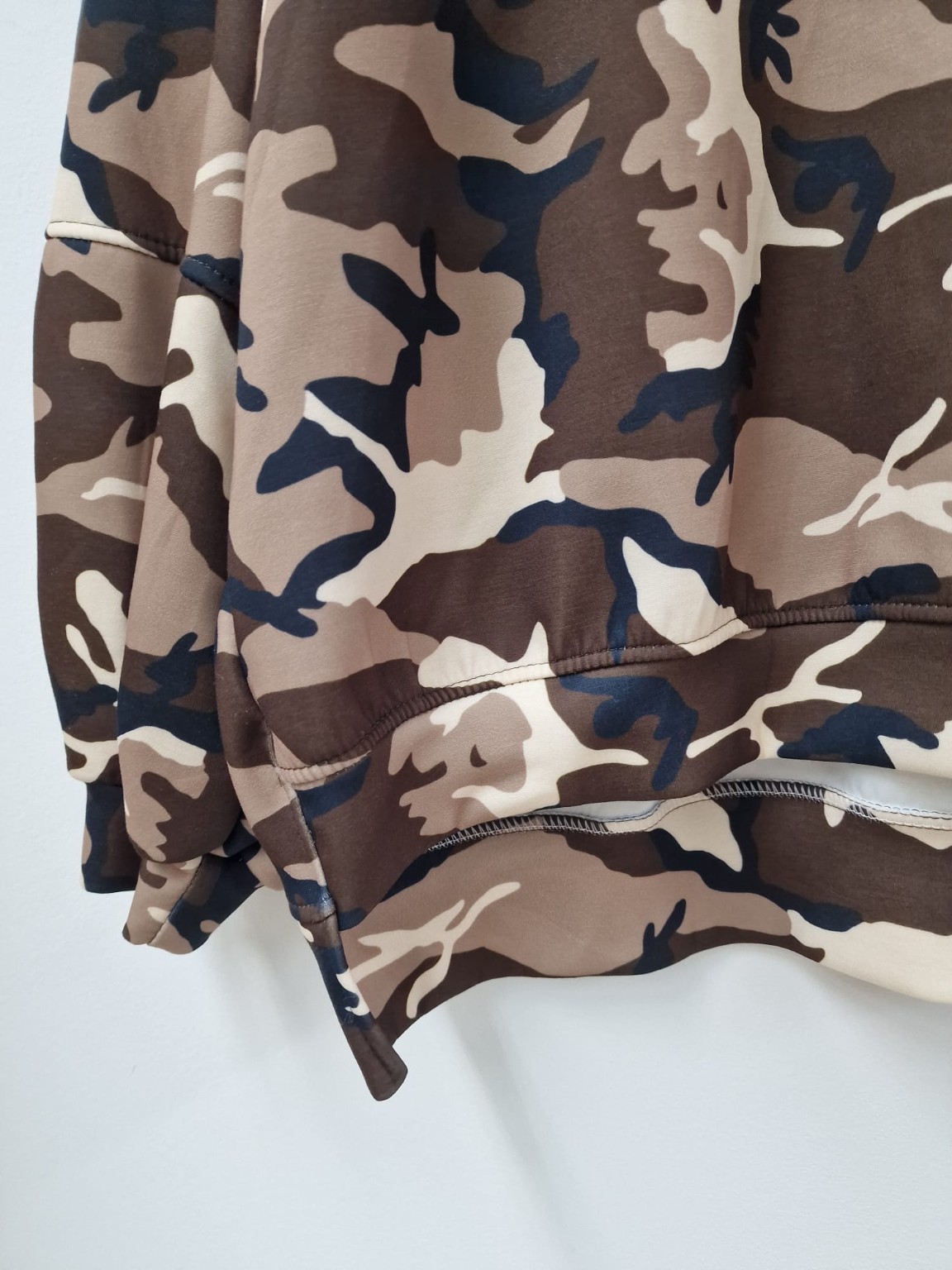 🤎 Camouflage Butterstoff Oversize Sweatshirt mit Statement-Patch | SW0100 | Made in Italy
