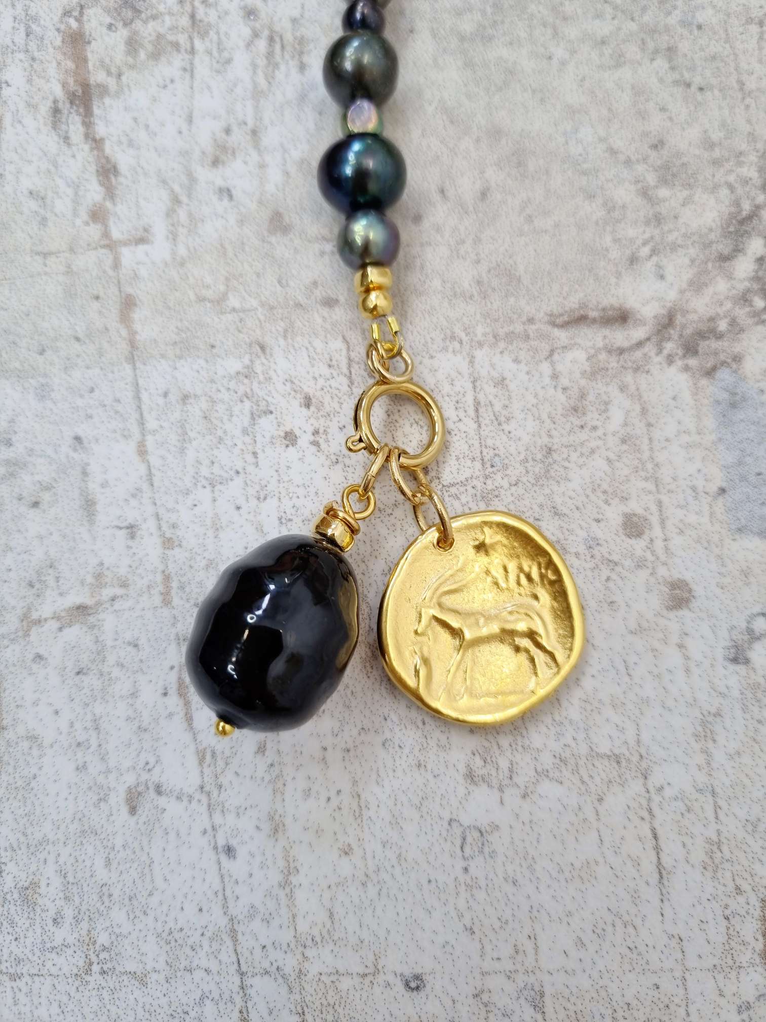 NECKLESS BLACK PEARL LOVE Zuchtperlen Halskette schwarz großer Muschelkern Tropfen vergoldeter Münze NECKLESS BLACK PEARL LOVE Zuchtperlen Halskette schwarz großer Muschelkern Tropfen vergoldeter Münze