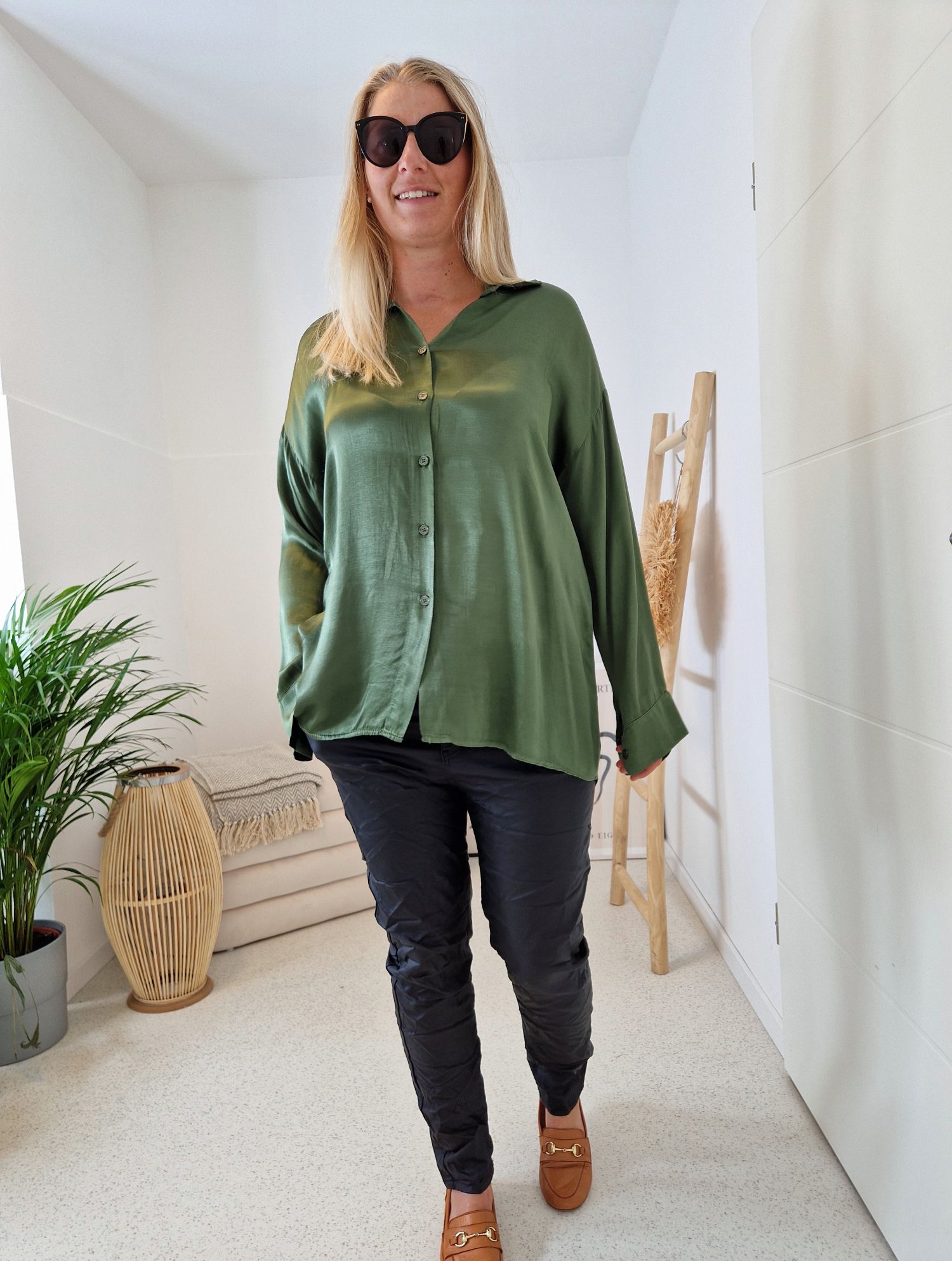 OVERSIZE BLUSE TARA KHAKI 34-42/44 Made in Italy Longbluse Hemd Satin Optik OVERSIZE BLUSE TARA KHAKI 34-42/44 Made in Italy Longbluse Hemd Satin Optik