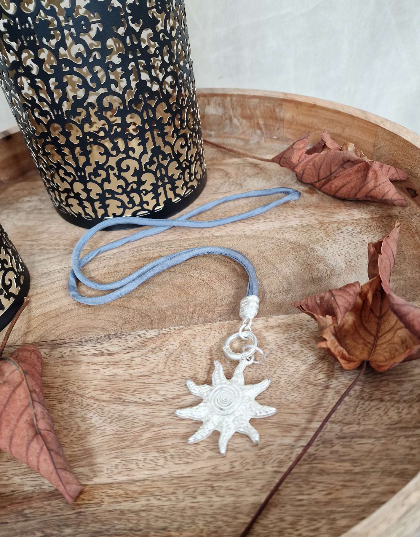NECKLESS SILVER SUN SILK Wechselkette GRAU Seide Lange Kette mit Anhänger NECKLESS SILVER SUN SILK Wechselkette GRAU Seide Lange Kette mit Anhänger