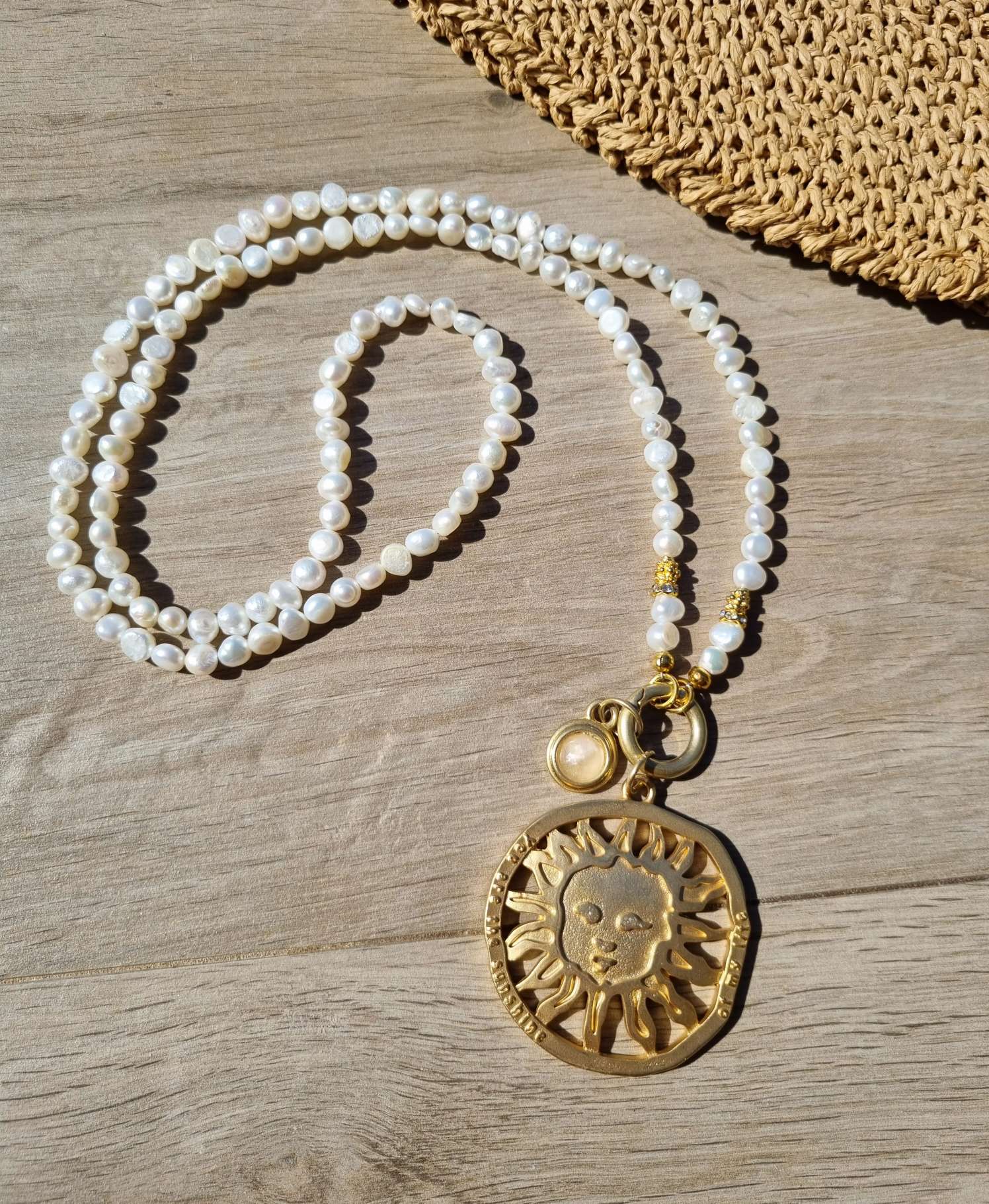 EXKLUSIVE LANGE KETTE HAWAII SONNE GOLD Süßwasserperlen goldfarbiger großer Anhänger EXKLUSIVE LANGE KETTE HAWAII SONNE GOLD Süßwasserperlen goldfarbiger großer Anhänger