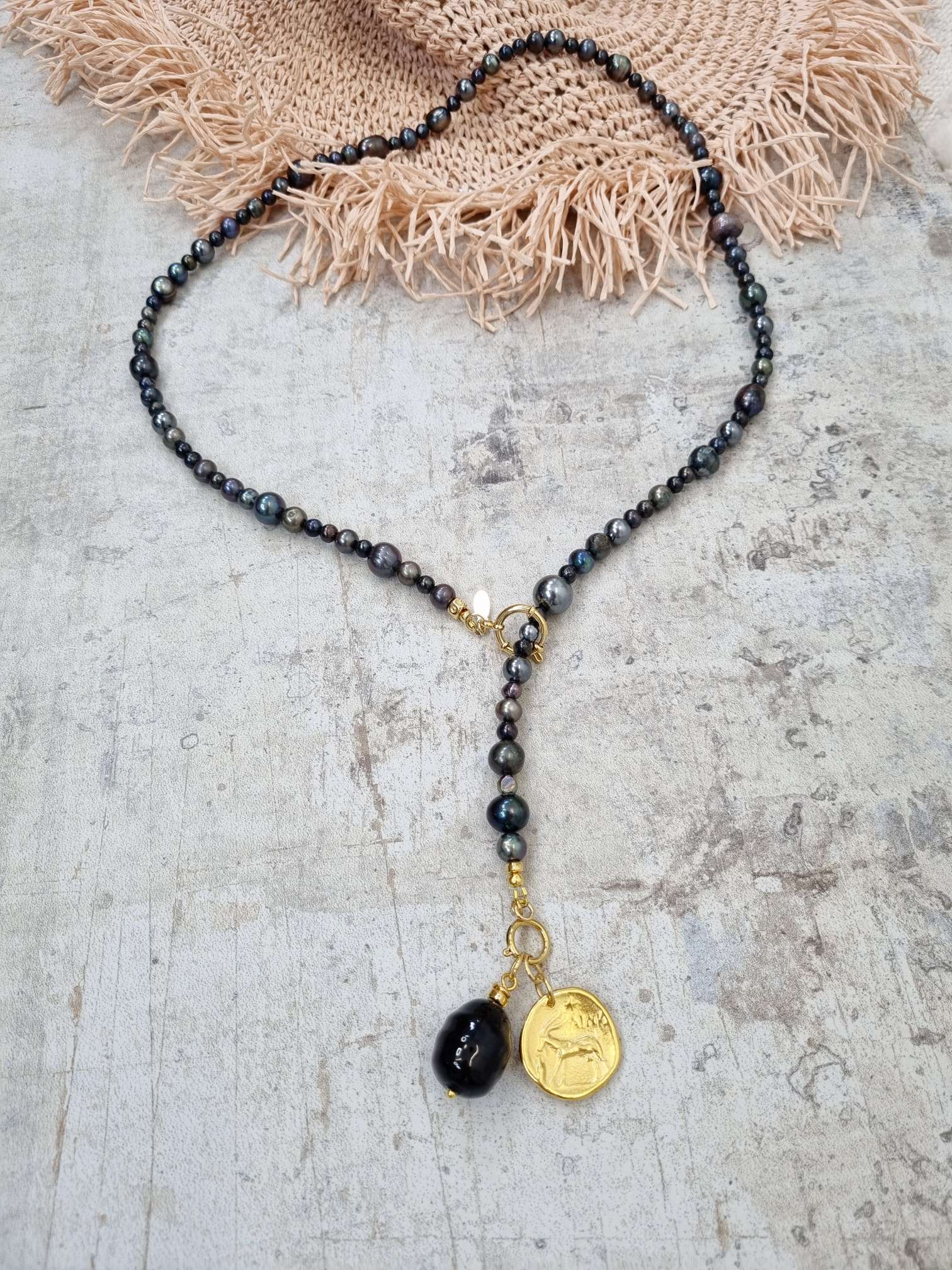 NECKLESS BLACK PEARL LOVE Zuchtperlen Halskette schwarz großer Muschelkern Tropfen vergoldeter Münze NECKLESS BLACK PEARL LOVE Zuchtperlen Halskette schwarz großer Muschelkern Tropfen vergoldeter Münze
