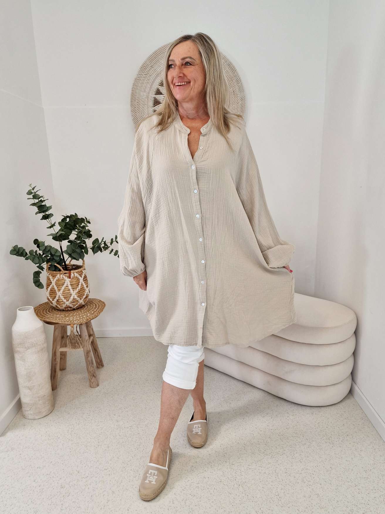MUSSELIN OVERSIZE BLUSE BE CREATIVE BEIGE 34-42/44 Made in Italy Longbluse Kleid Tunika Shirt Blusenjacke MUSSELIN OVERSIZE BLUSE BE CREATIVE BEIGE 34-42/44 Made in Italy Longbluse Kleid Tunika Shirt Blusenjacke