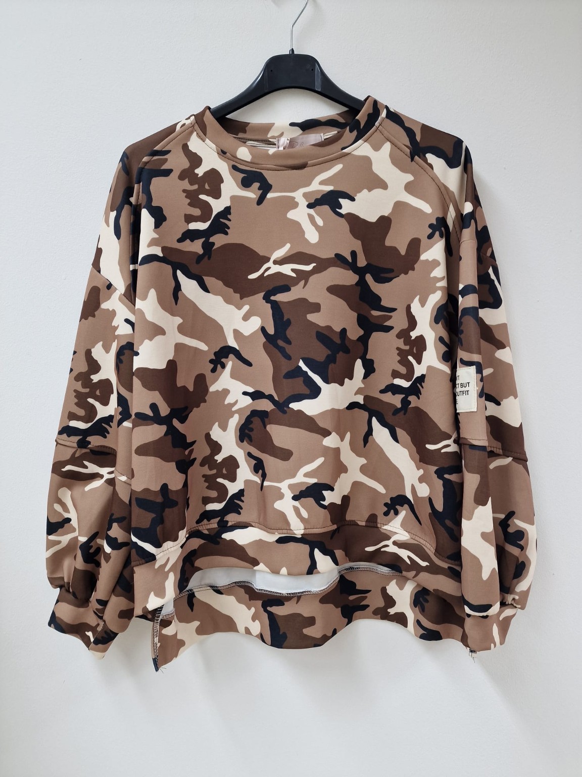 🤎 Camouflage Butterstoff Oversize Sweatshirt mit Statement-Patch | SW0100 | Made in Italy