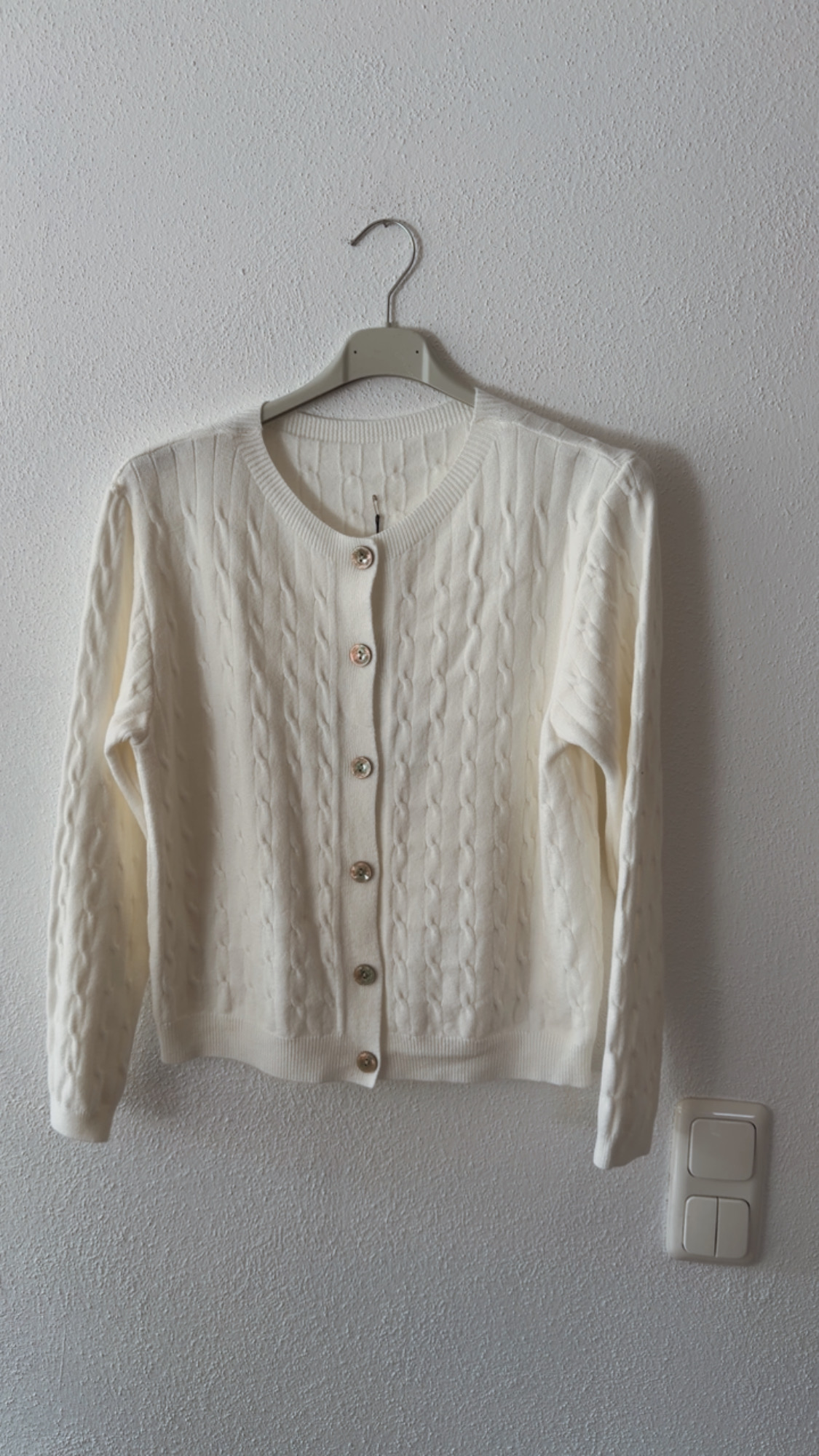 Strickjacke Freya mit feinem Zopfmuster – Made in Italy – passend bis gute Größe 40