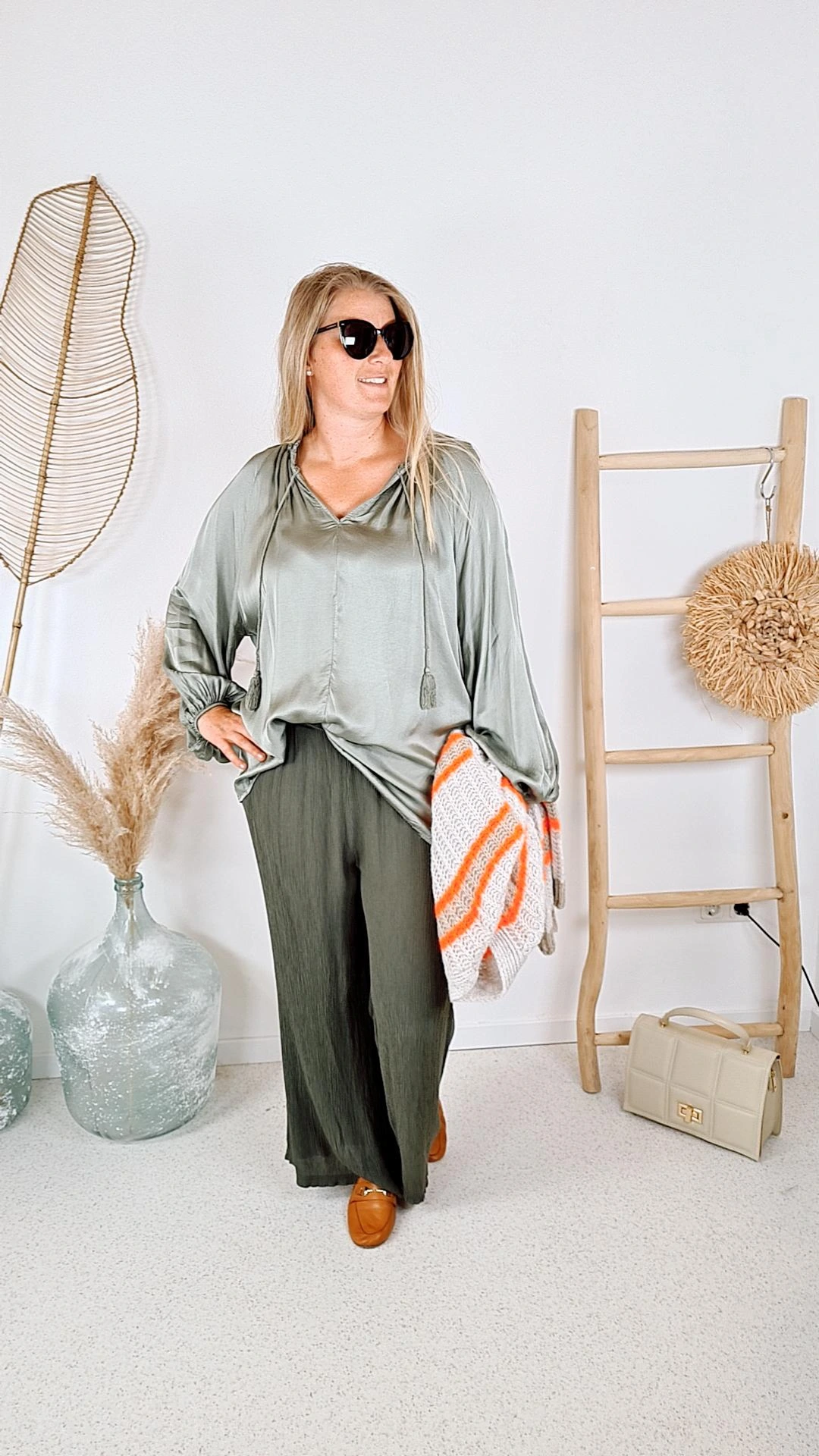 BASIC SEIDEN BLUSE KELLY KHAKI 34-42 Made in Italy Silk Oversize Shirt BASIC SEIDEN BLUSE KELLY KHAKI 34-42 Made in Italy Silk Oversize Shirt