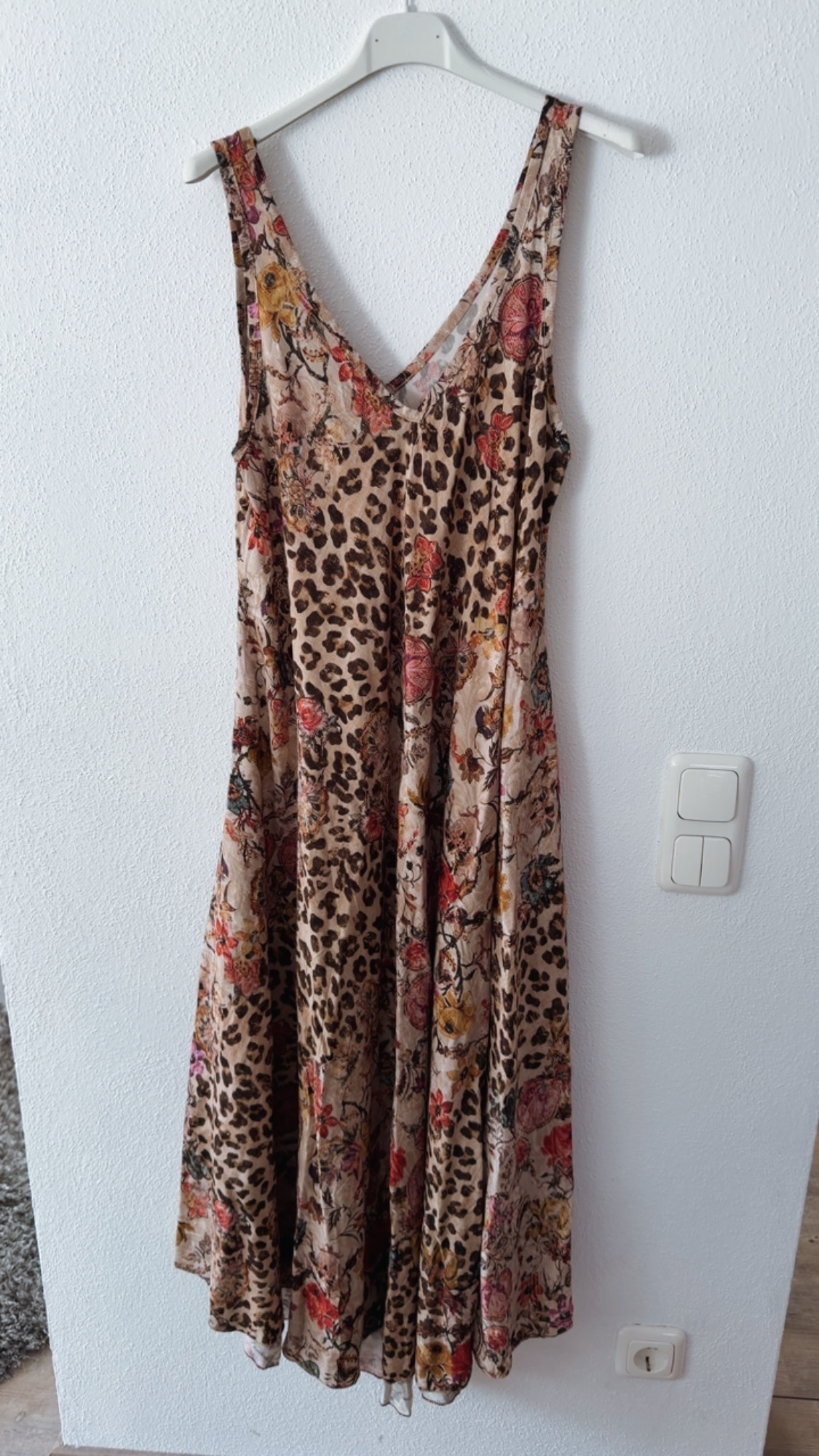 Maxikleid „Zawadi“ – Leo trifft Blütenzauber – Made in Italy  Trendiges Leo-Kleid mit Taschen | Passend bis Größe 42/44
