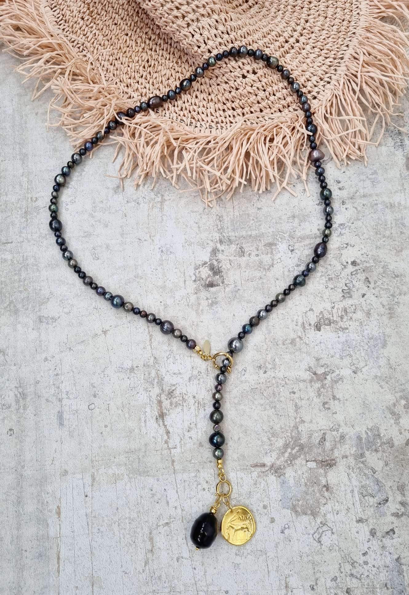 NECKLESS BLACK PEARL LOVE Zuchtperlen Halskette schwarz großer Muschelkern Tropfen vergoldeter Münze NECKLESS BLACK PEARL LOVE Zuchtperlen Halskette schwarz großer Muschelkern Tropfen vergoldeter Münze