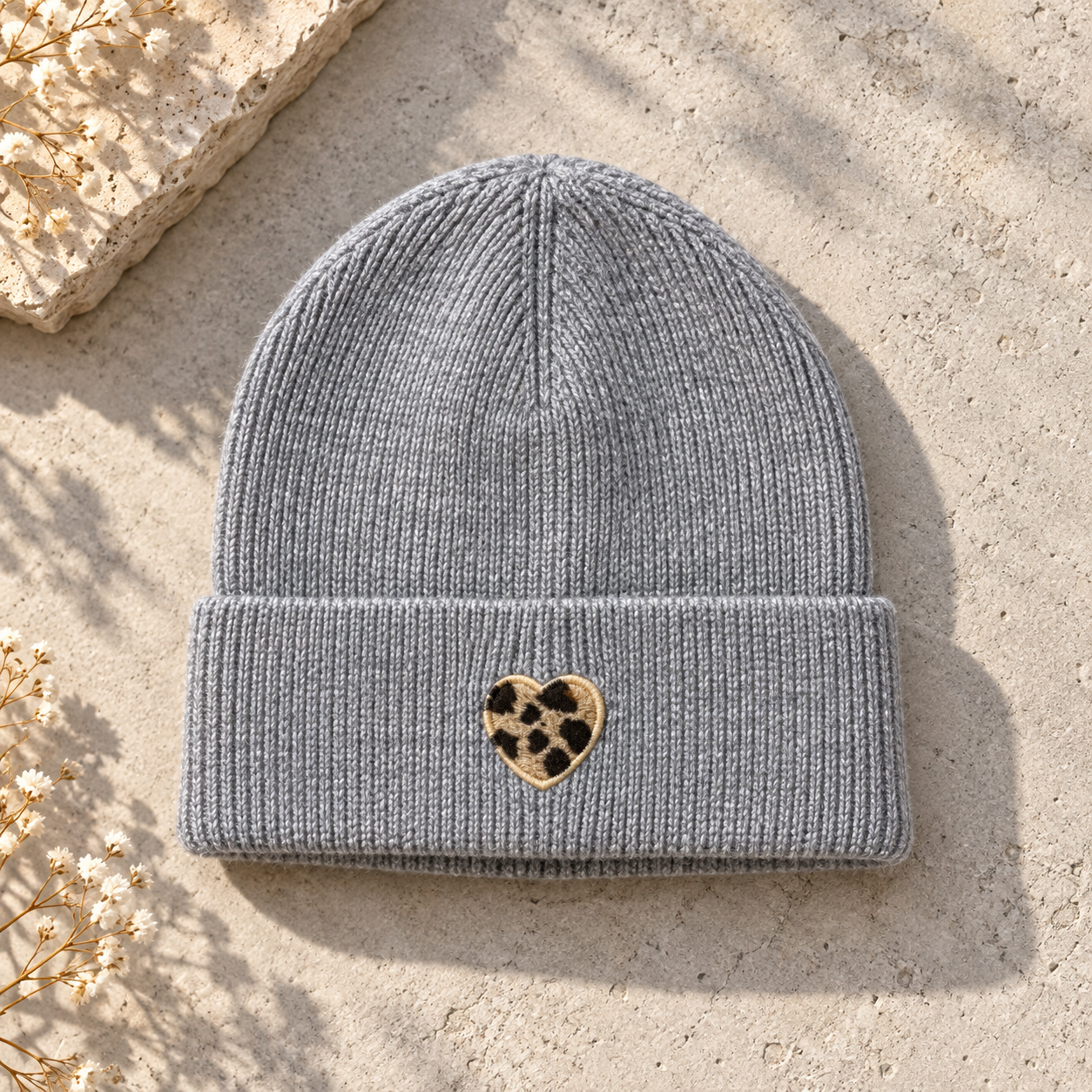 Mütze „Leo Heart“ – dein stylisches Cozy 🤎
